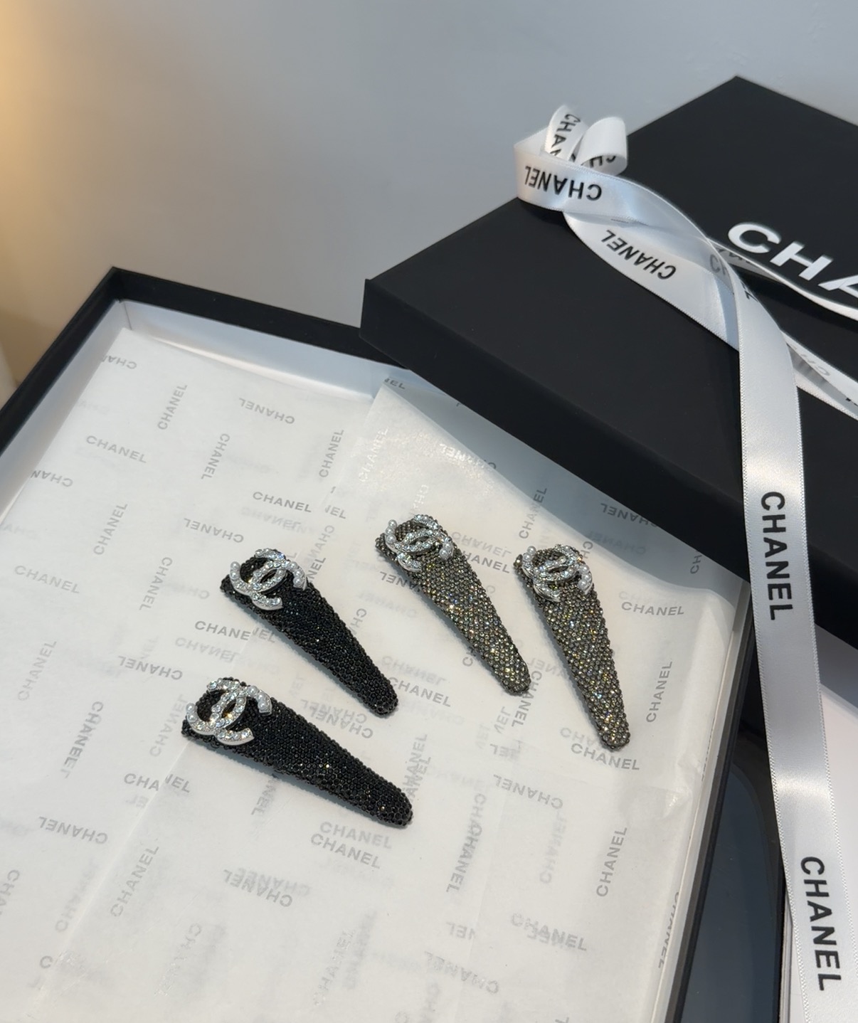 🎁配包装盒（一对）Chanel (香奈儿)最新小香满钻边夹刘海夹，时尚潮流，非常好看！小仙女必备…