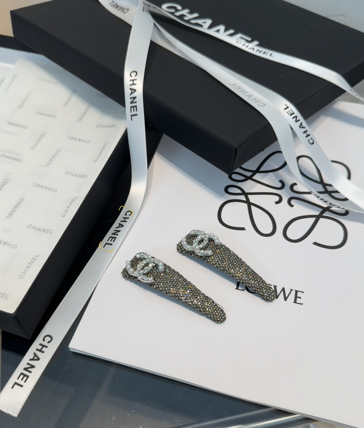 🎁配包装盒（一对）Chanel (香奈儿)最新小香满钻边夹刘海夹，时尚潮流，非常好看！小仙女必备…