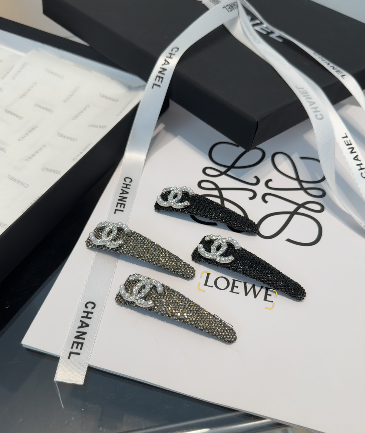 🎁配包装盒（一对）Chanel (香奈儿)最新小香满钻边夹刘海夹，时尚潮流，非常好看！小仙女必备…