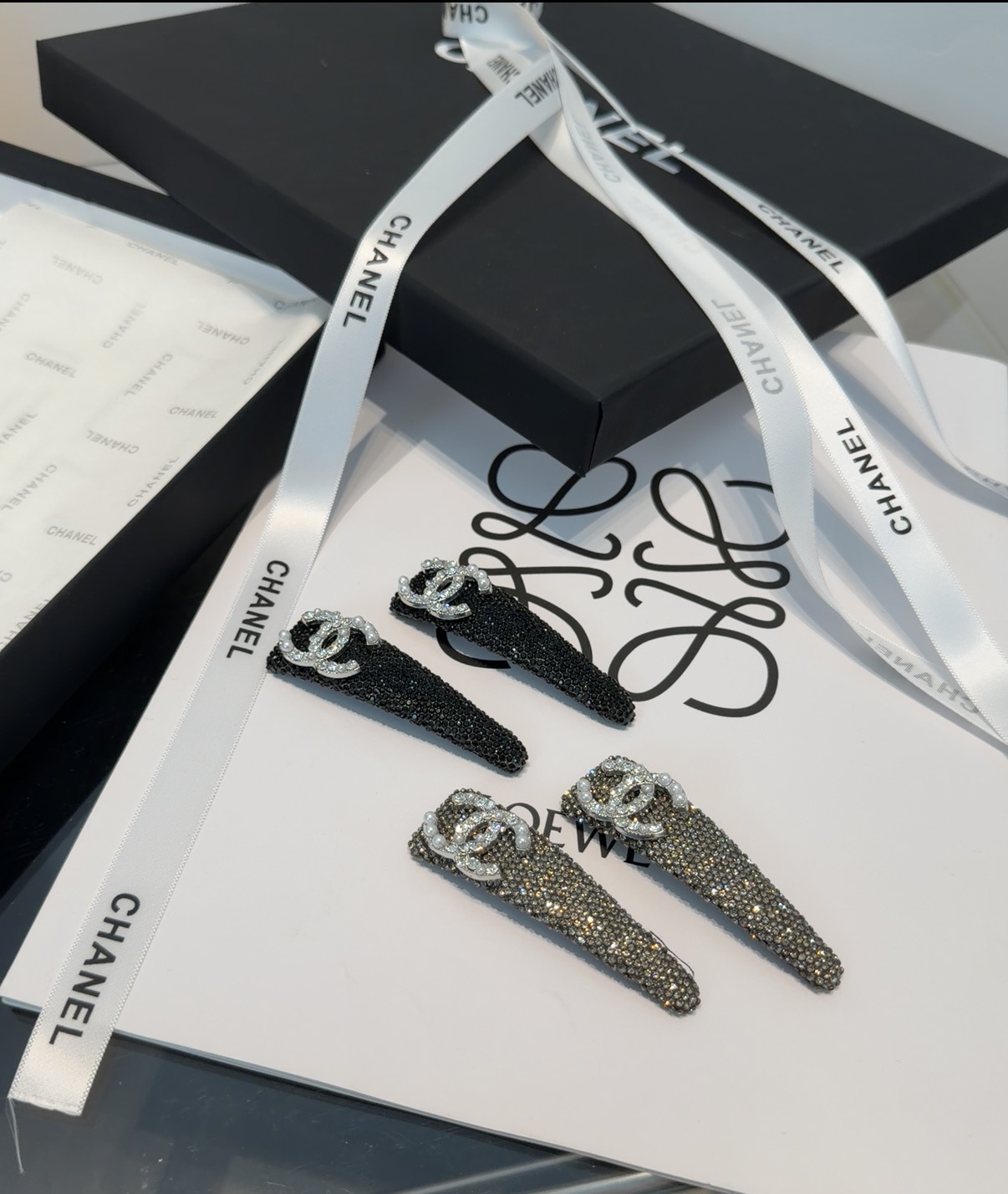 🎁配包装盒（一对）Chanel (香奈儿)最新小香满钻边夹刘海夹，时尚潮流，非常好看！小仙女必备…