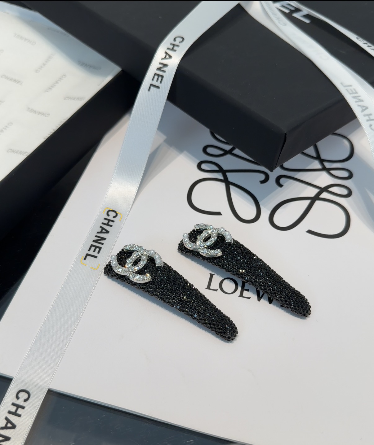 🎁配包装盒（一对）Chanel (香奈儿)最新小香满钻边夹刘海夹，时尚潮流，非常好看！小仙女必备…
