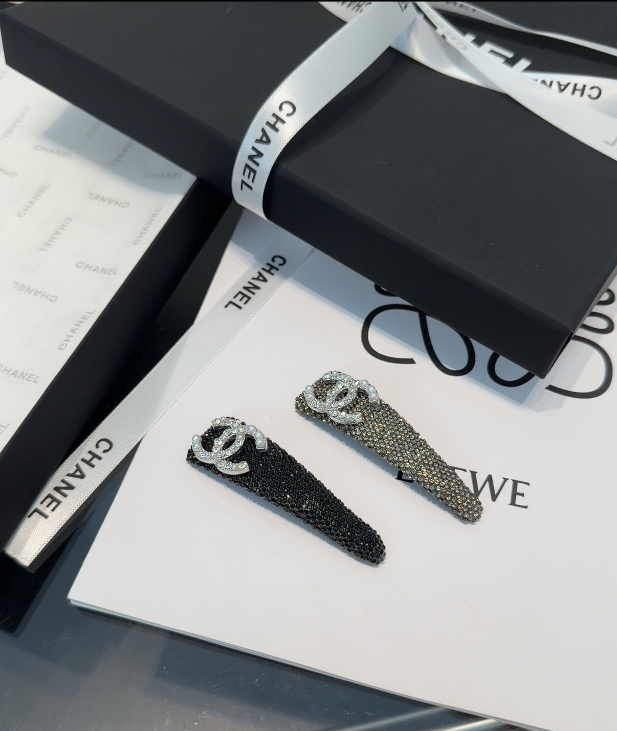 🎁配包装盒（一对）Chanel (香奈儿)最新小香满钻边夹刘海夹，时尚潮流，非常好看！小仙女必备…