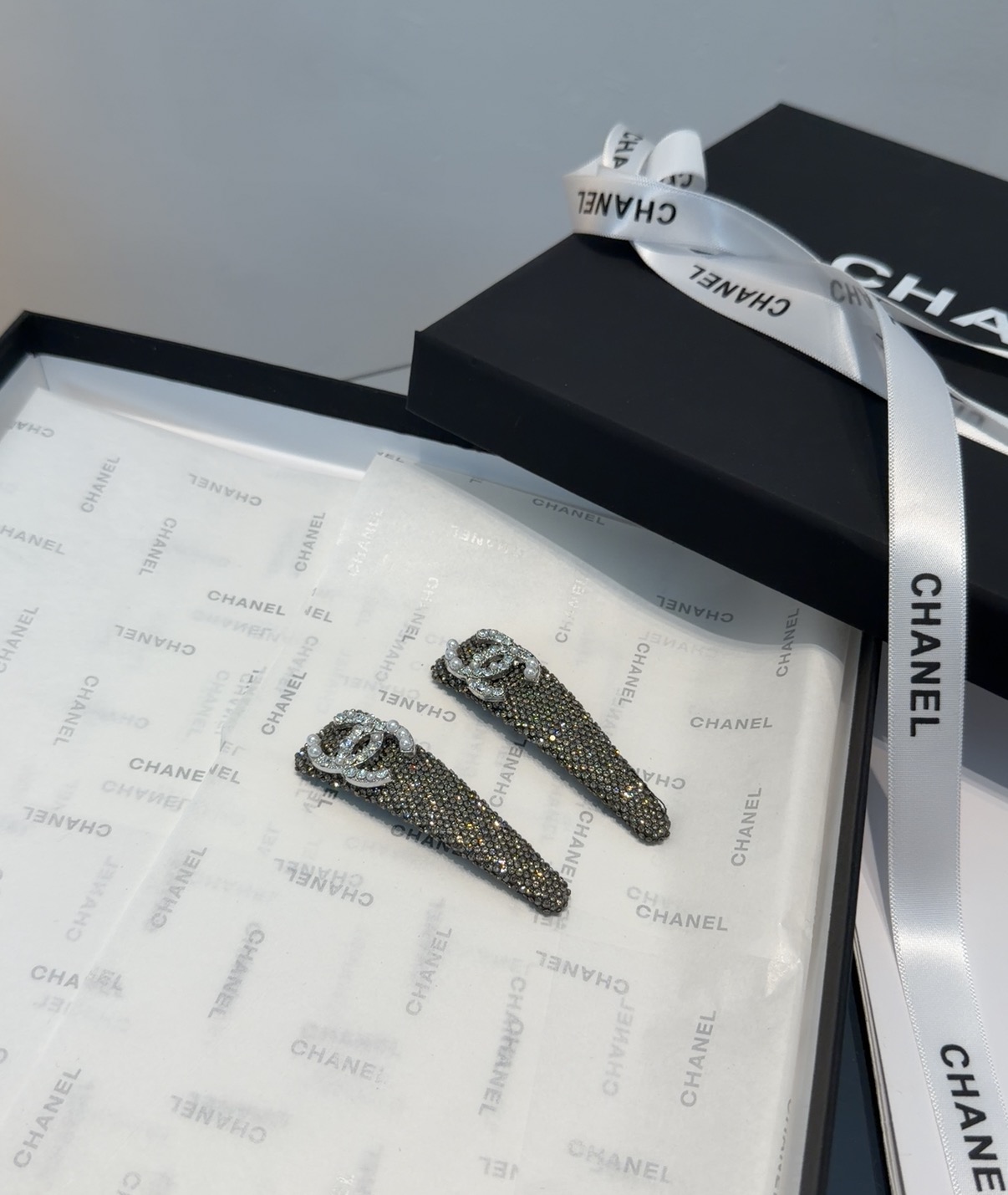 🎁配包装盒（一对）Chanel (香奈儿)最新小香满钻边夹刘海夹，时尚潮流，非常好看！小仙女必备…