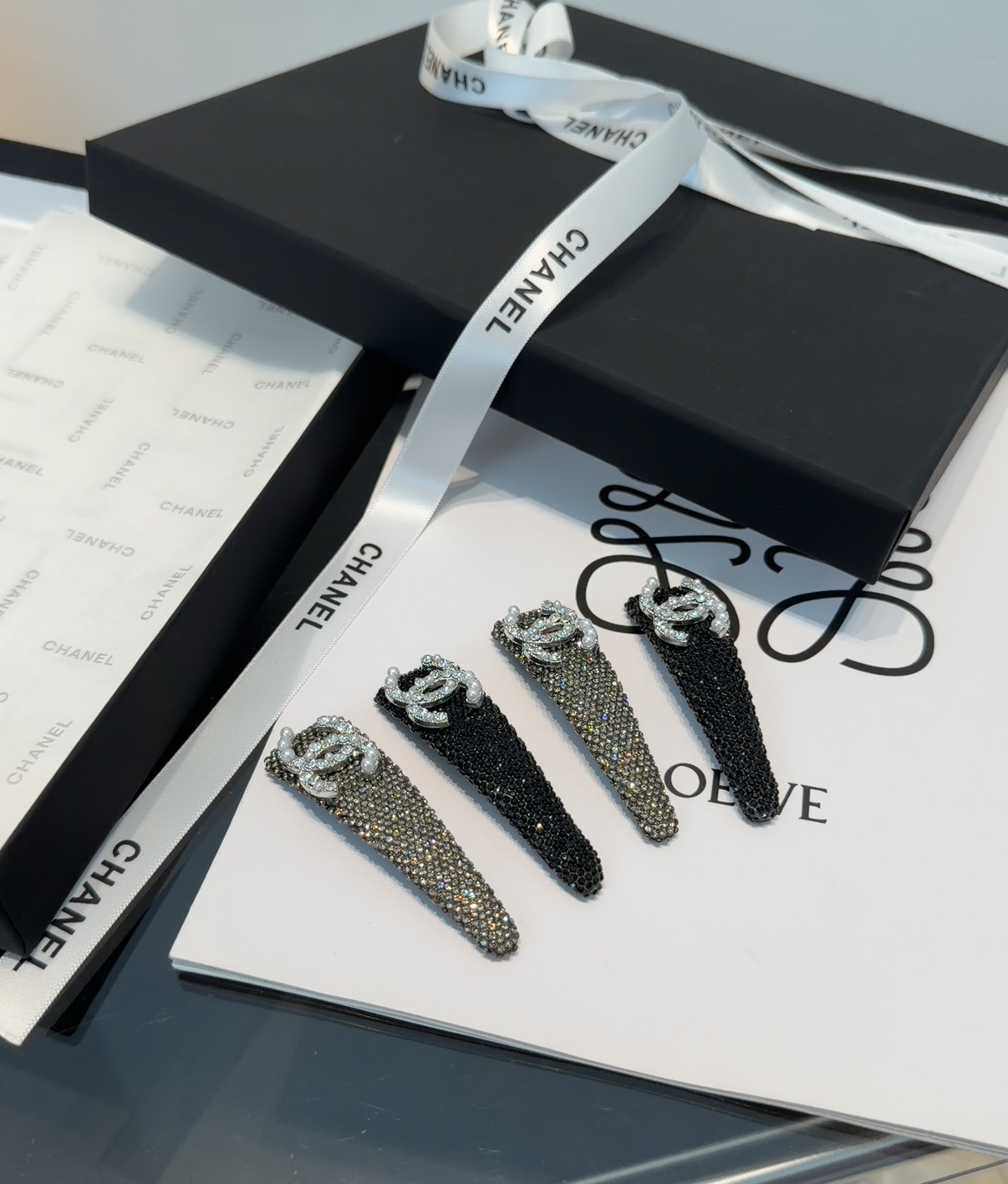 🎁配包装盒（一对）Chanel (香奈儿)最新小香满钻边夹刘海夹，时尚潮流，非常好看！小仙女必备…