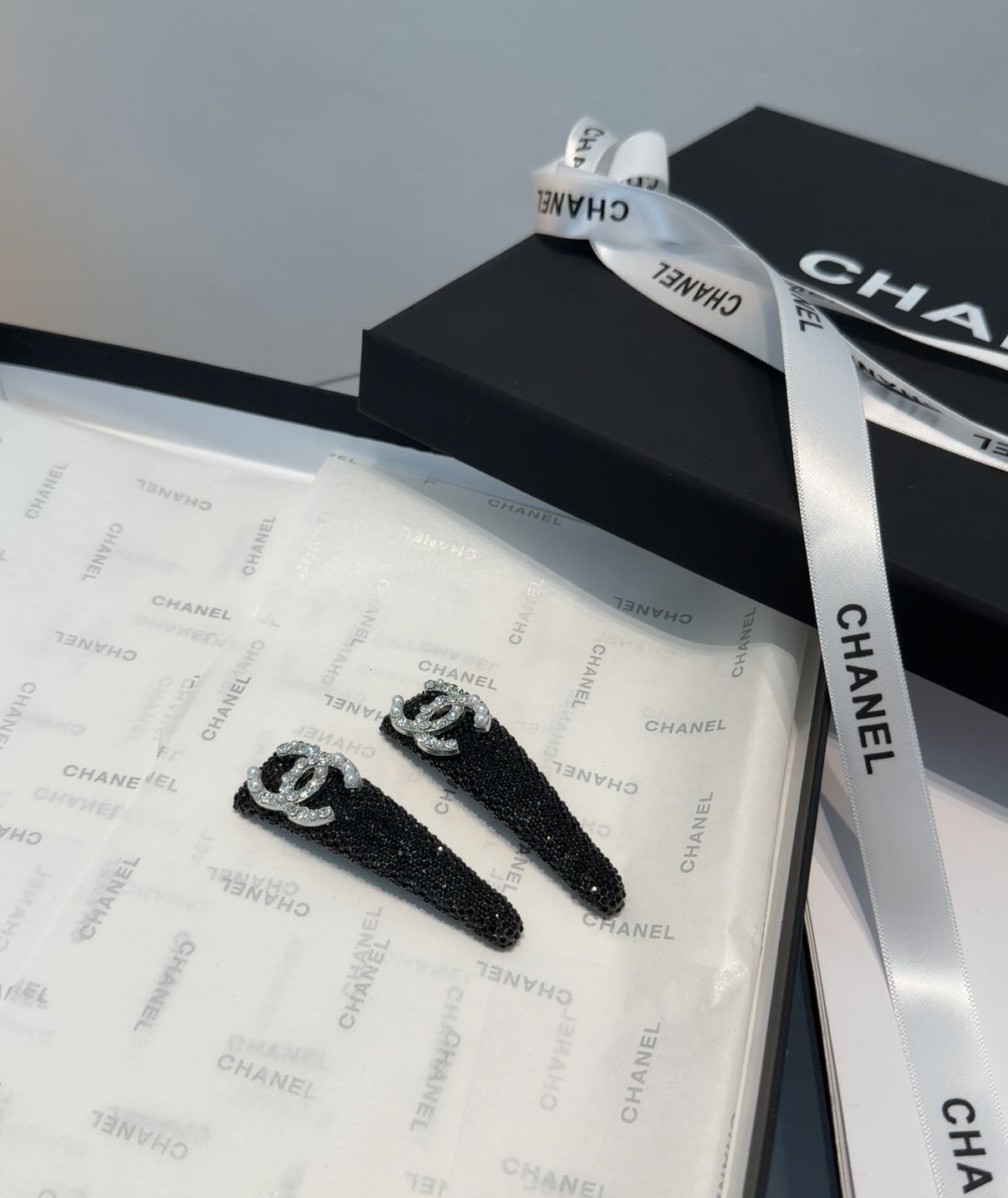 🎁配包装盒（一对）Chanel (香奈儿)最新小香满钻边夹刘海夹，时尚潮流，非常好看！小仙女必备…