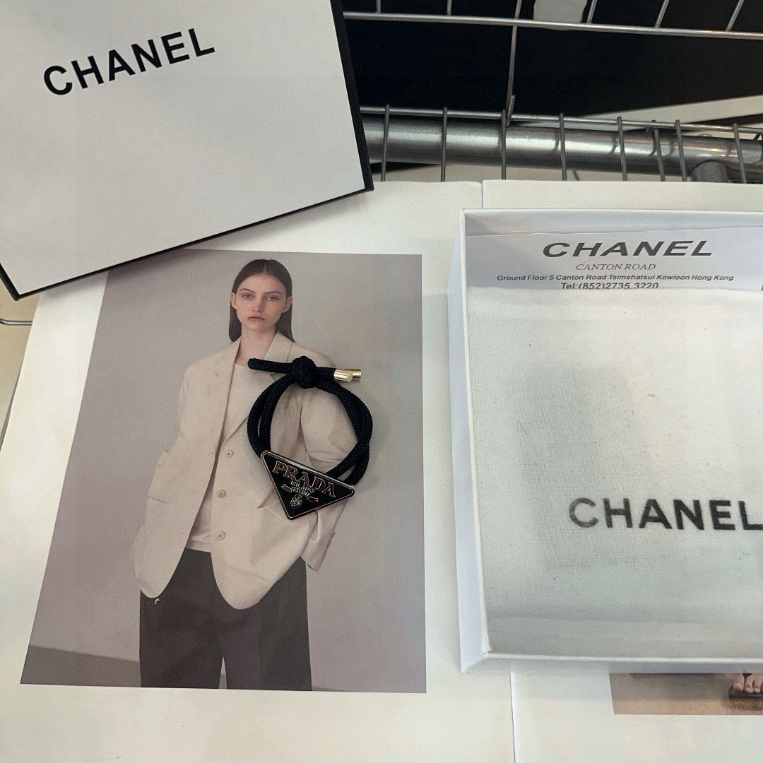 🎁配包装盒PRADA（普拉达）三角标小发圈，时尚潮流，非常好搭配！人手必备单品