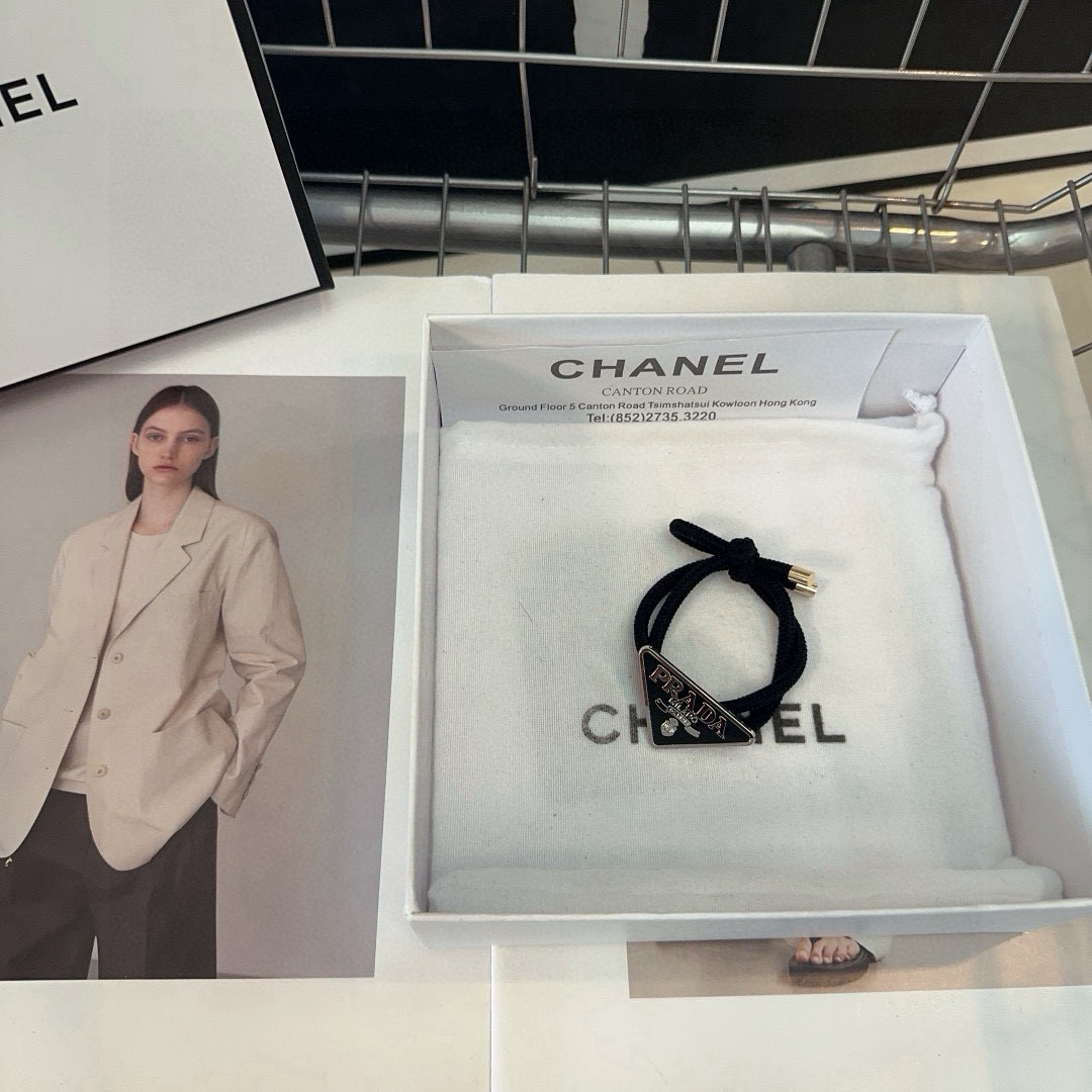🎁配包装盒PRADA（普拉达）三角标小发圈，时尚潮流，非常好搭配！人手必备单品