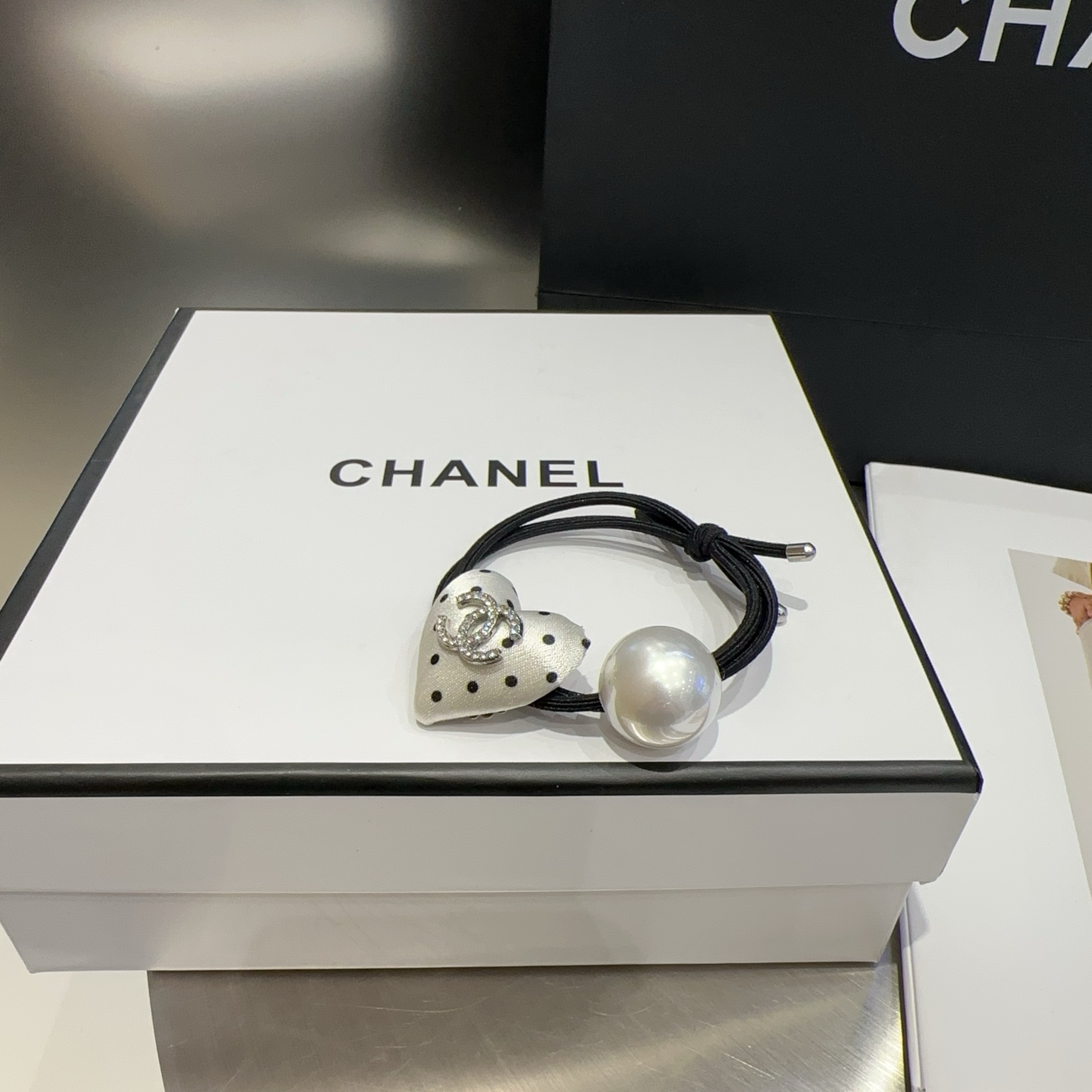 🎁配包装盒Chanel (香奈儿)最新小香波点发圈，简单实用，时尚潮流！小仙女必备…