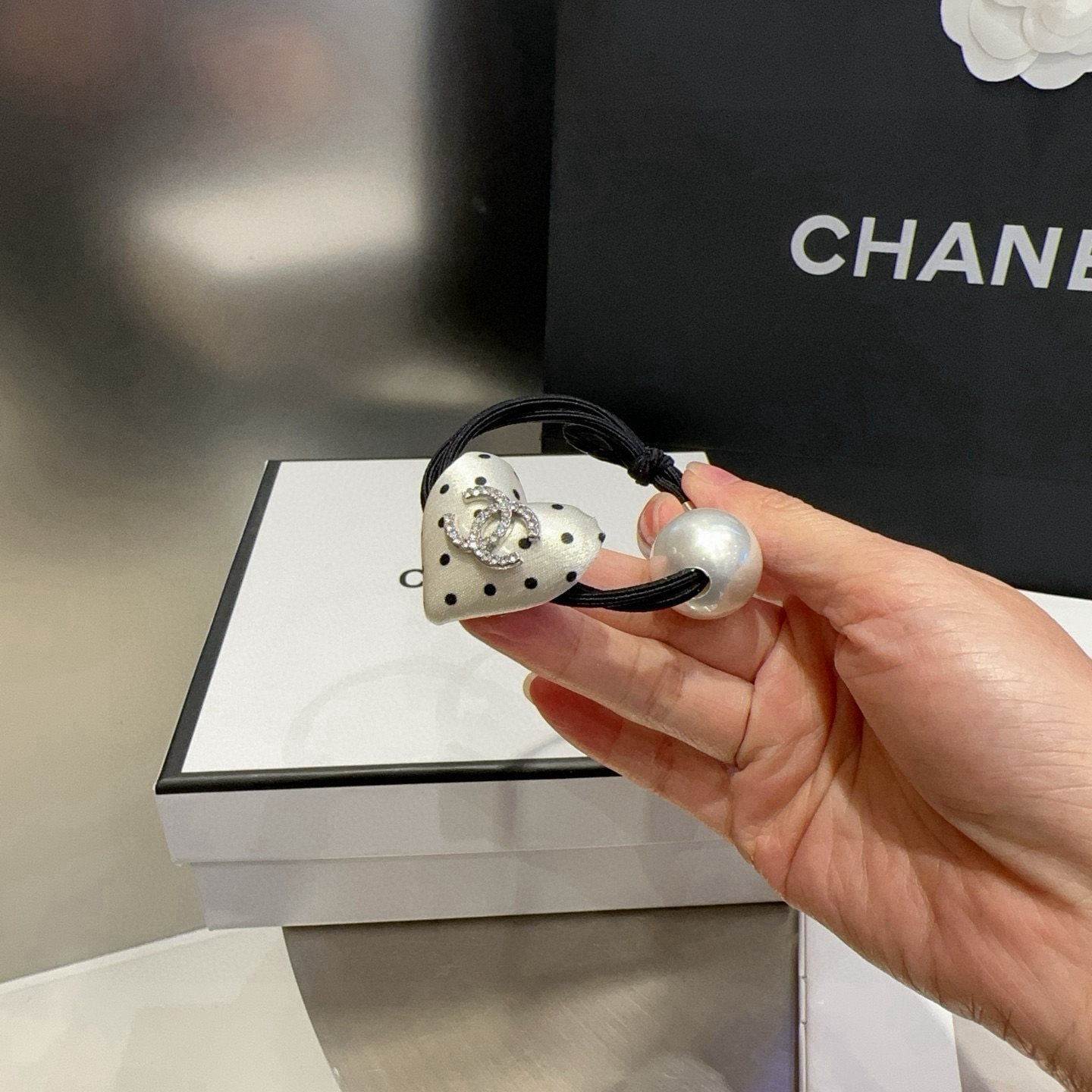 🎁配包装盒Chanel (香奈儿)最新小香波点发圈，简单实用，时尚潮流！小仙女必备…