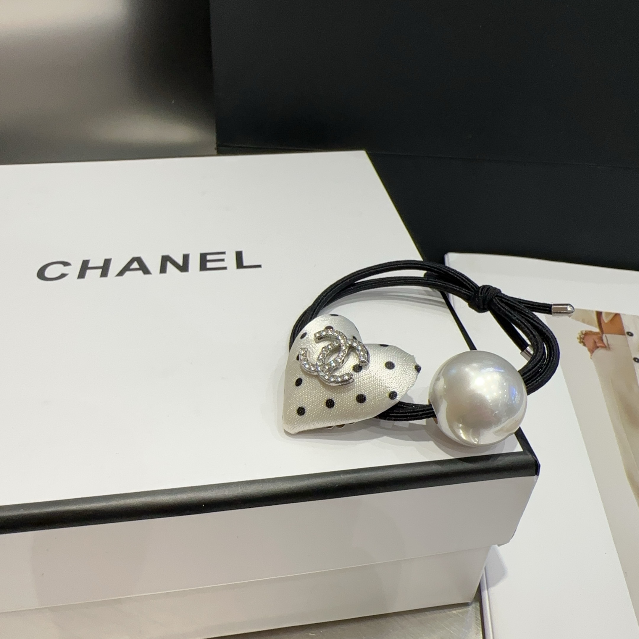 🎁配包装盒Chanel (香奈儿)最新小香波点发圈，简单实用，时尚潮流！小仙女必备…