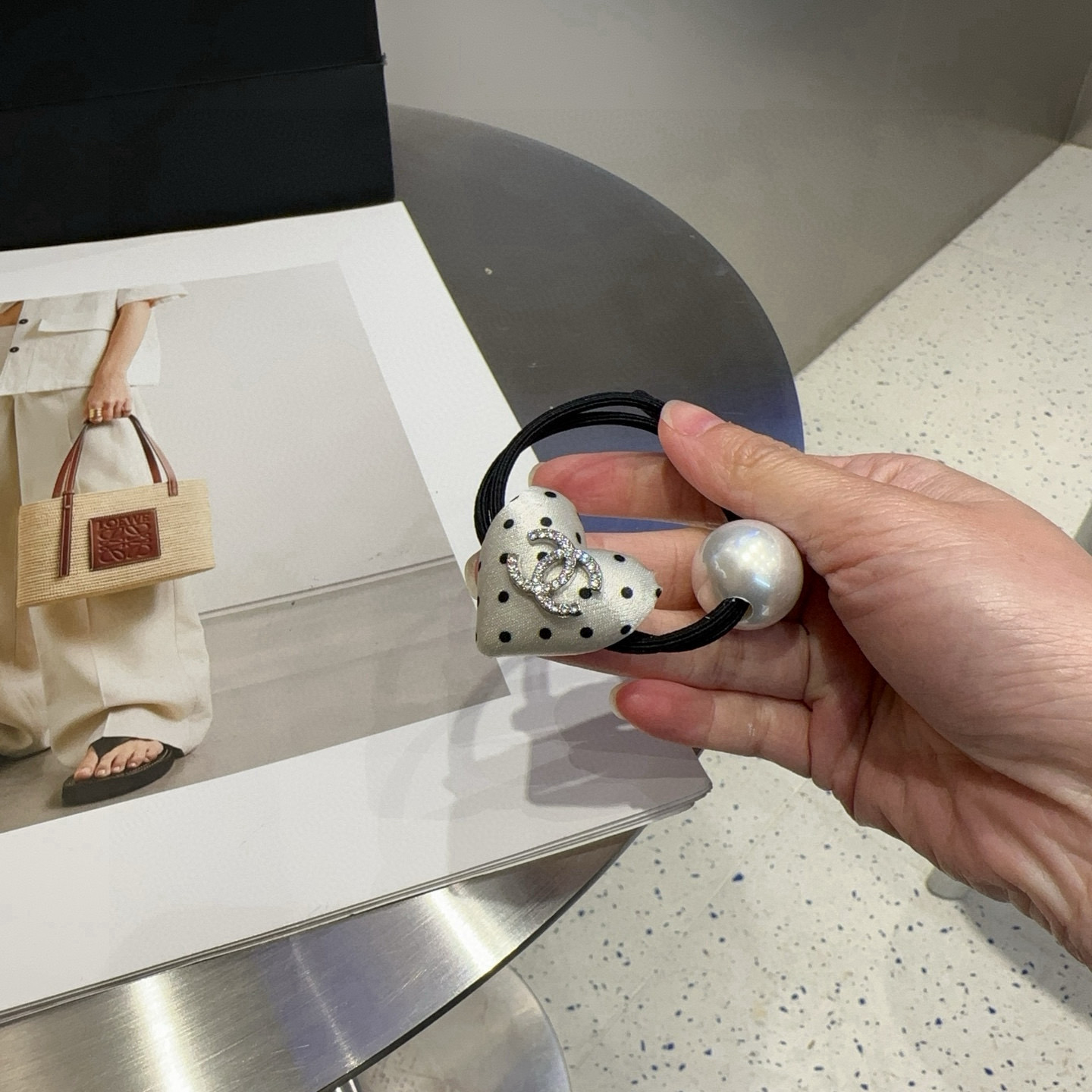 🎁配包装盒Chanel (香奈儿)最新小香波点发圈，简单实用，时尚潮流！小仙女必备…