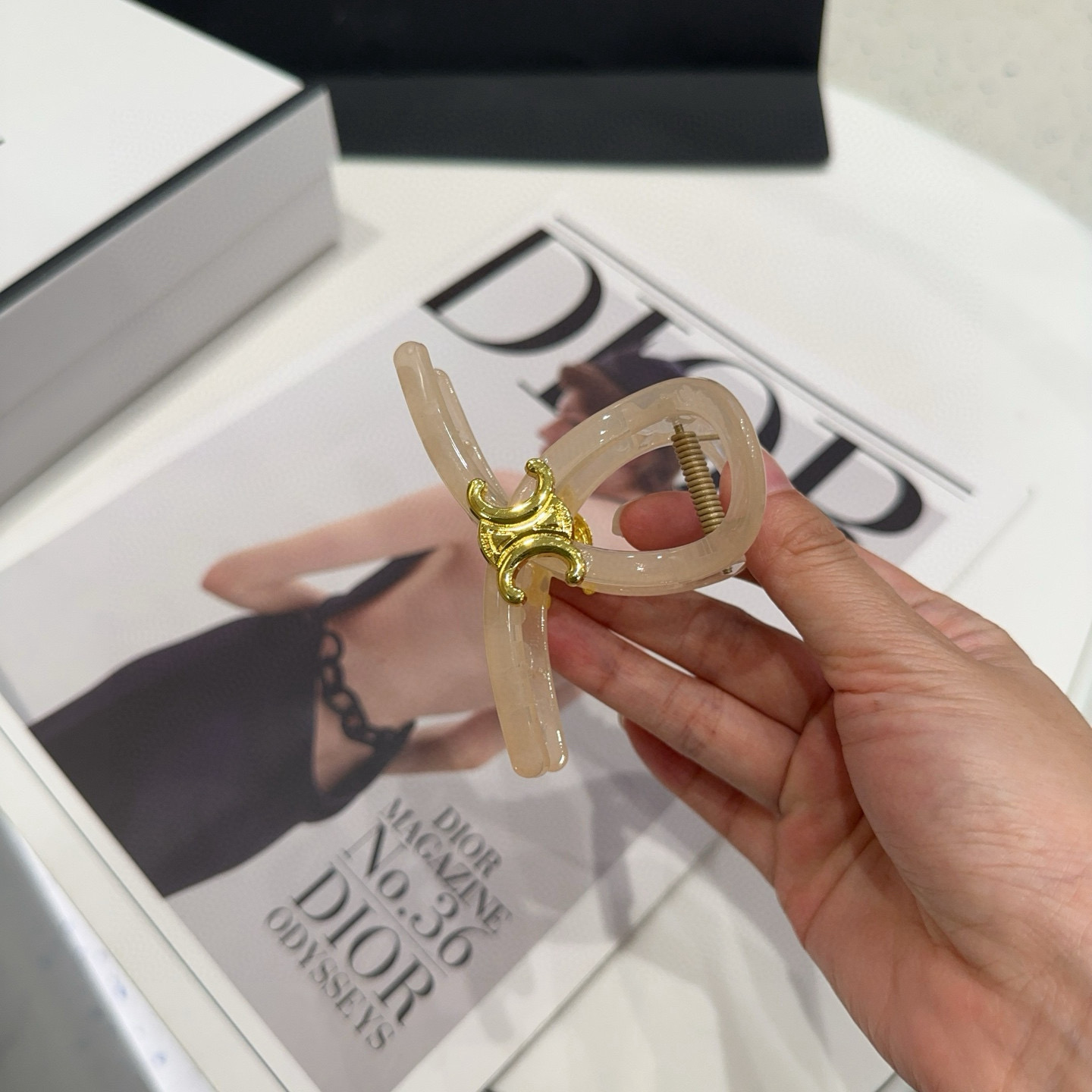 🎁配包装盒CELINE（赛琳）凯旋门新款抓夹，简单大气，时尚百搭！女神必备单品