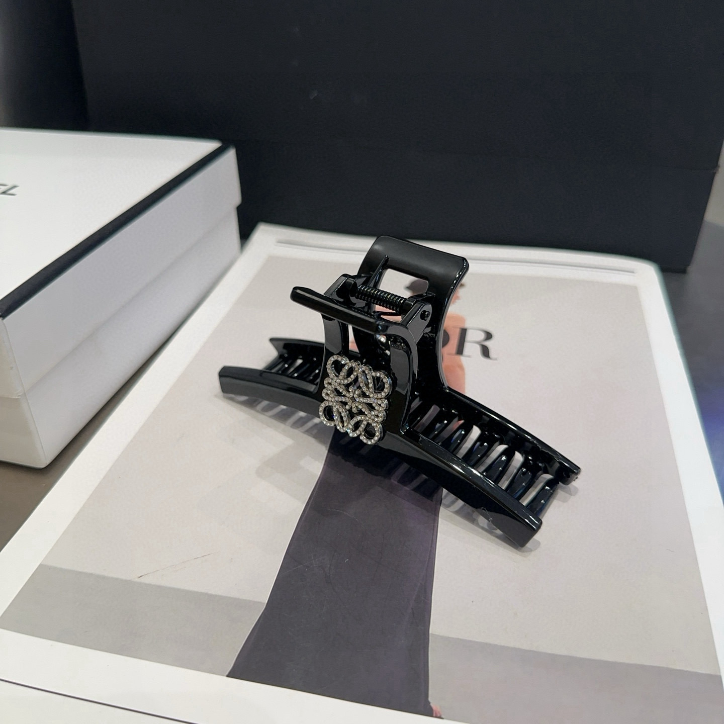 🎁配包装盒Loewe(罗意威)字母抓夹，时尚潮品，简单大方，人手必备单品