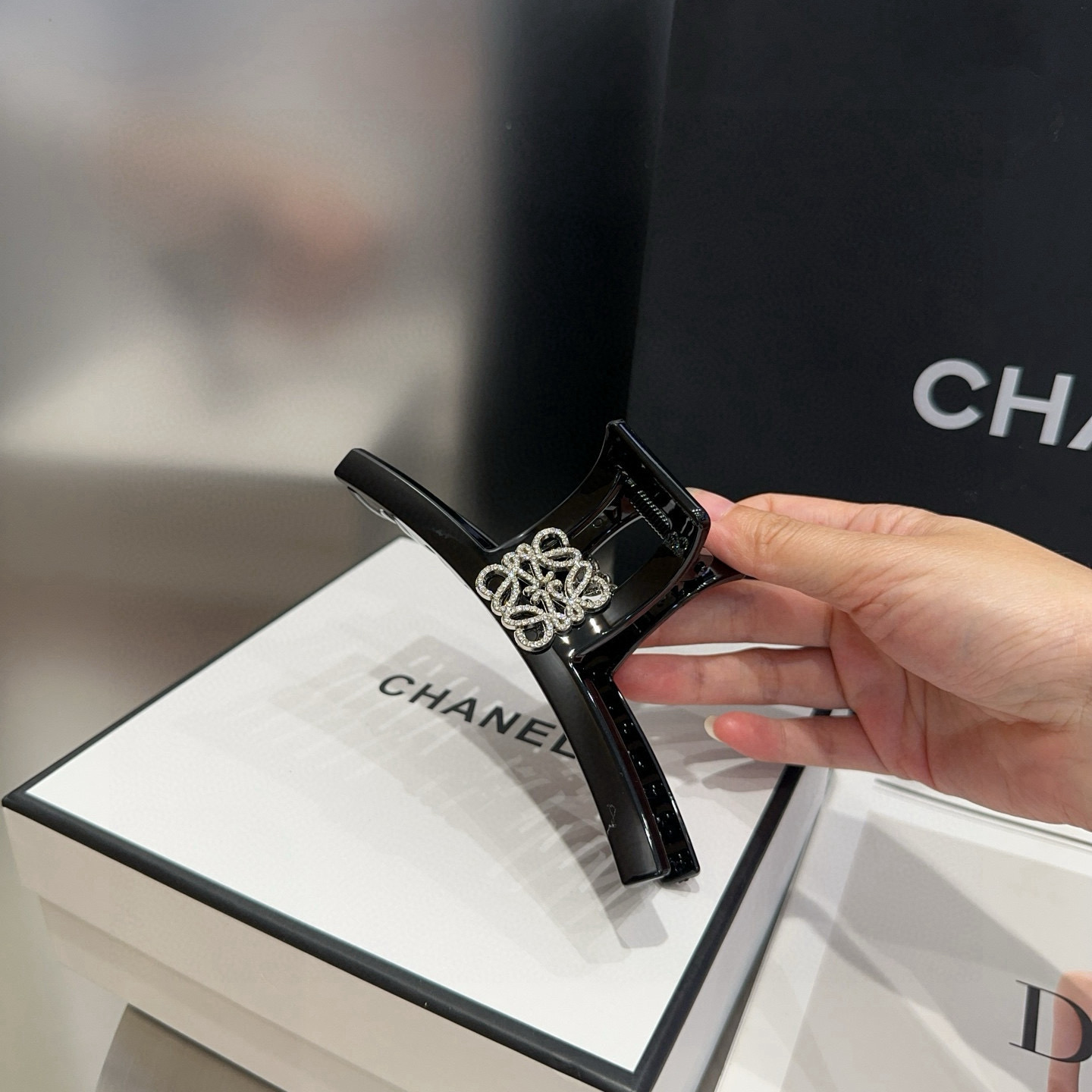 🎁配包装盒Loewe(罗意威)字母抓夹，时尚潮品，简单大方，人手必备单品