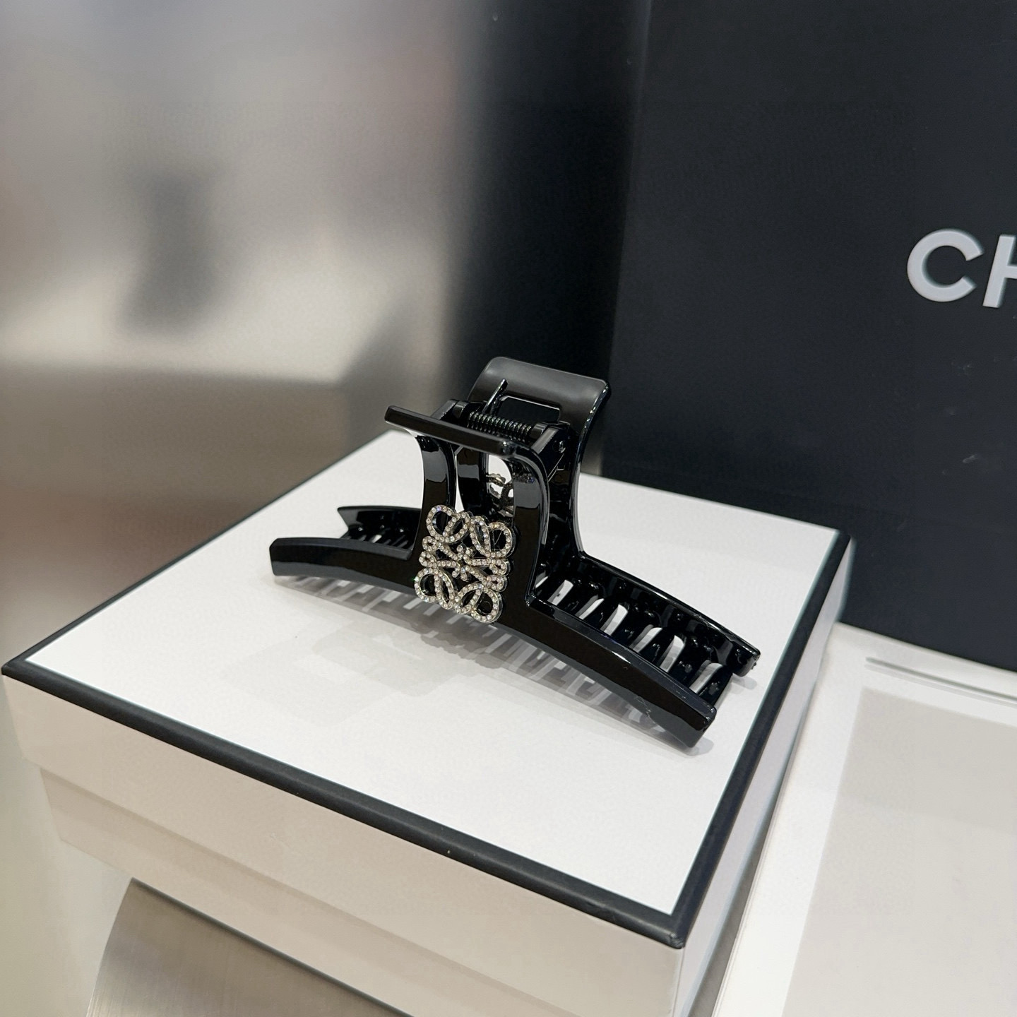 🎁配包装盒Loewe(罗意威)字母抓夹，时尚潮品，简单大方，人手必备单品