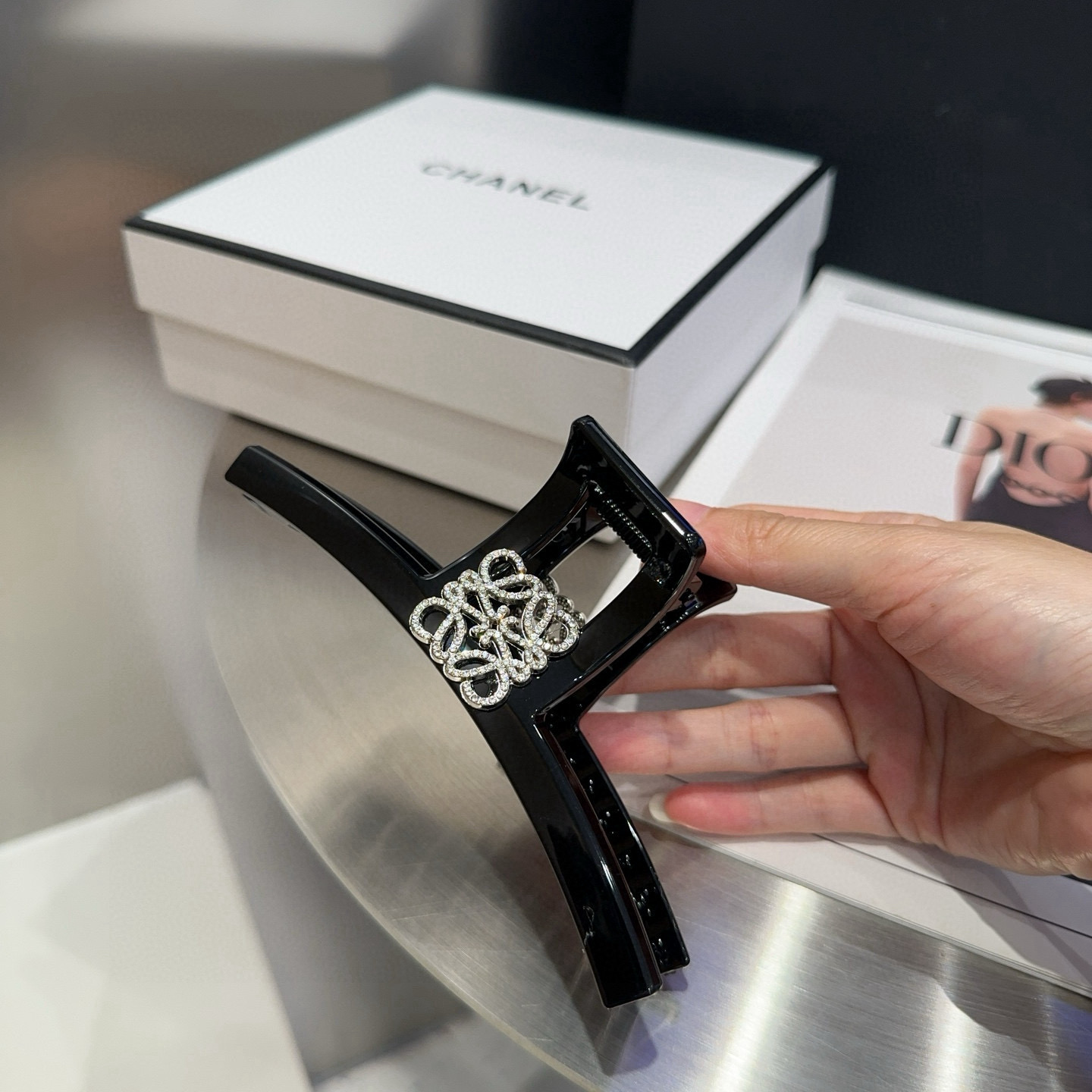 🎁配包装盒Loewe(罗意威)字母抓夹，时尚潮品，简单大方，人手必备单品