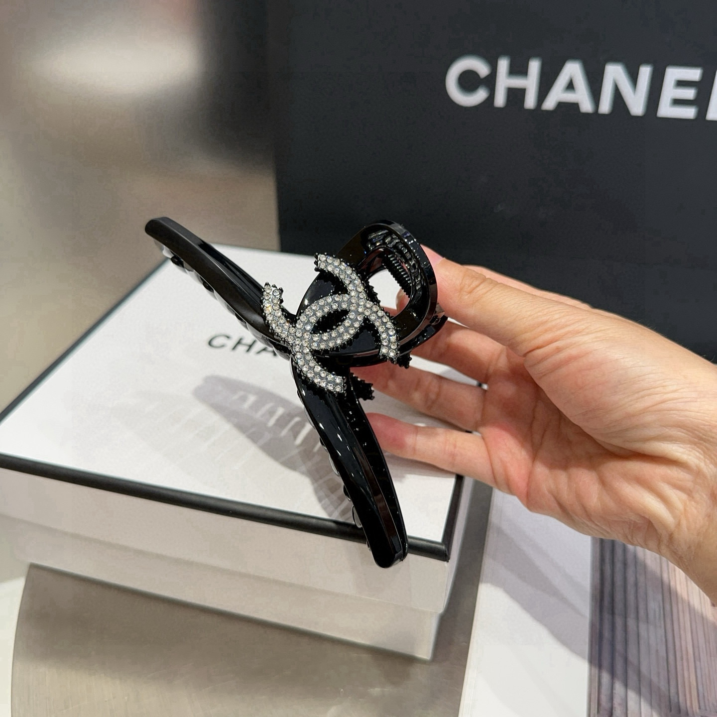 🎁配包装盒Chanel (香奈儿)最新款小香抓夹，超级好看！名媛范儿十足，小仙女必备…