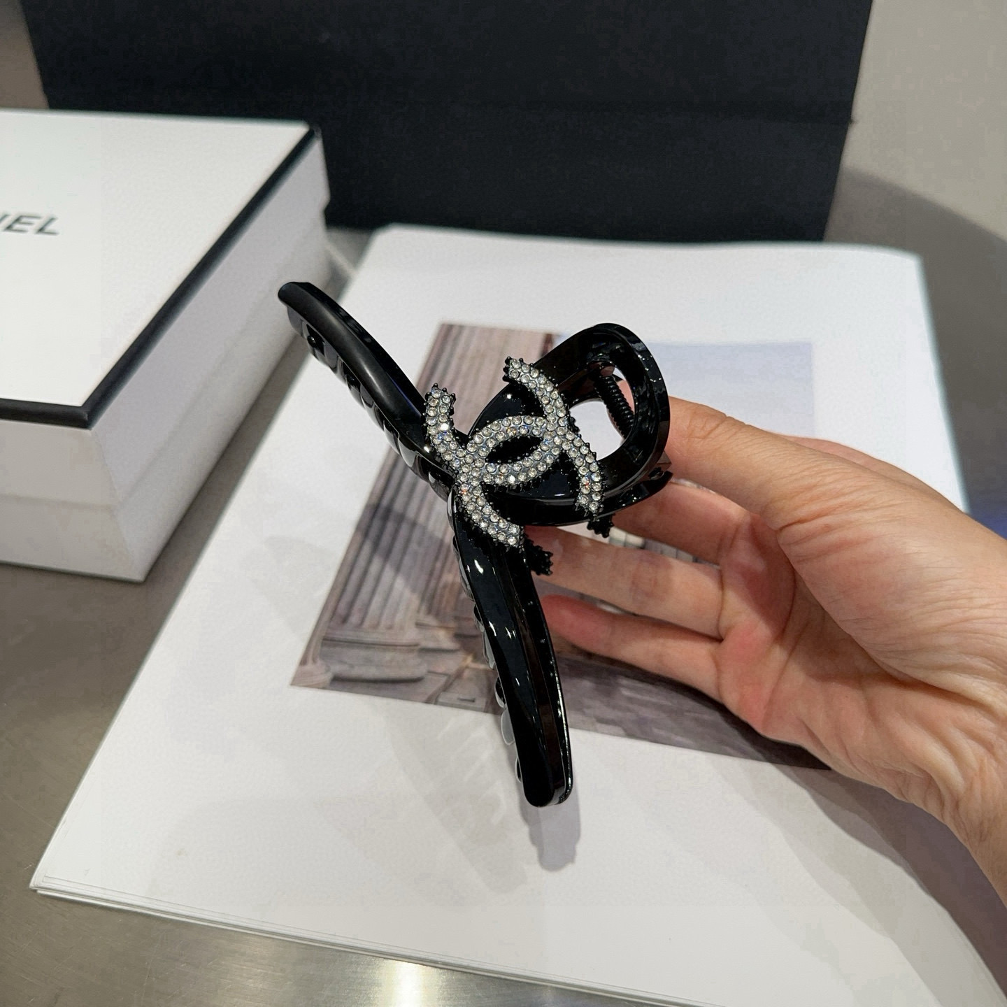 🎁配包装盒Chanel (香奈儿)最新款小香抓夹，超级好看！名媛范儿十足，小仙女必备…