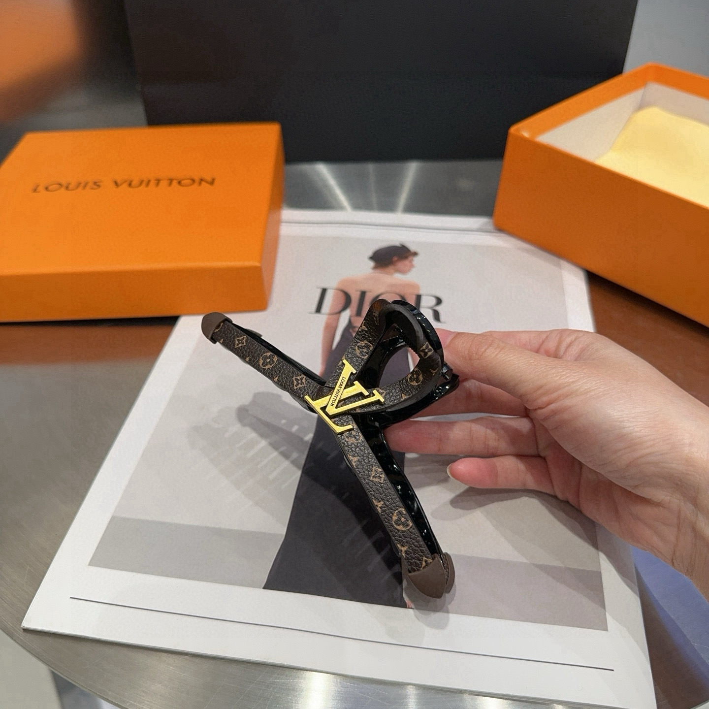 🎁配包装盒Louis Vuitton (路易威登)驴家新品抓夹，经典LV标志，简单大气，特别吸睛！超火爆