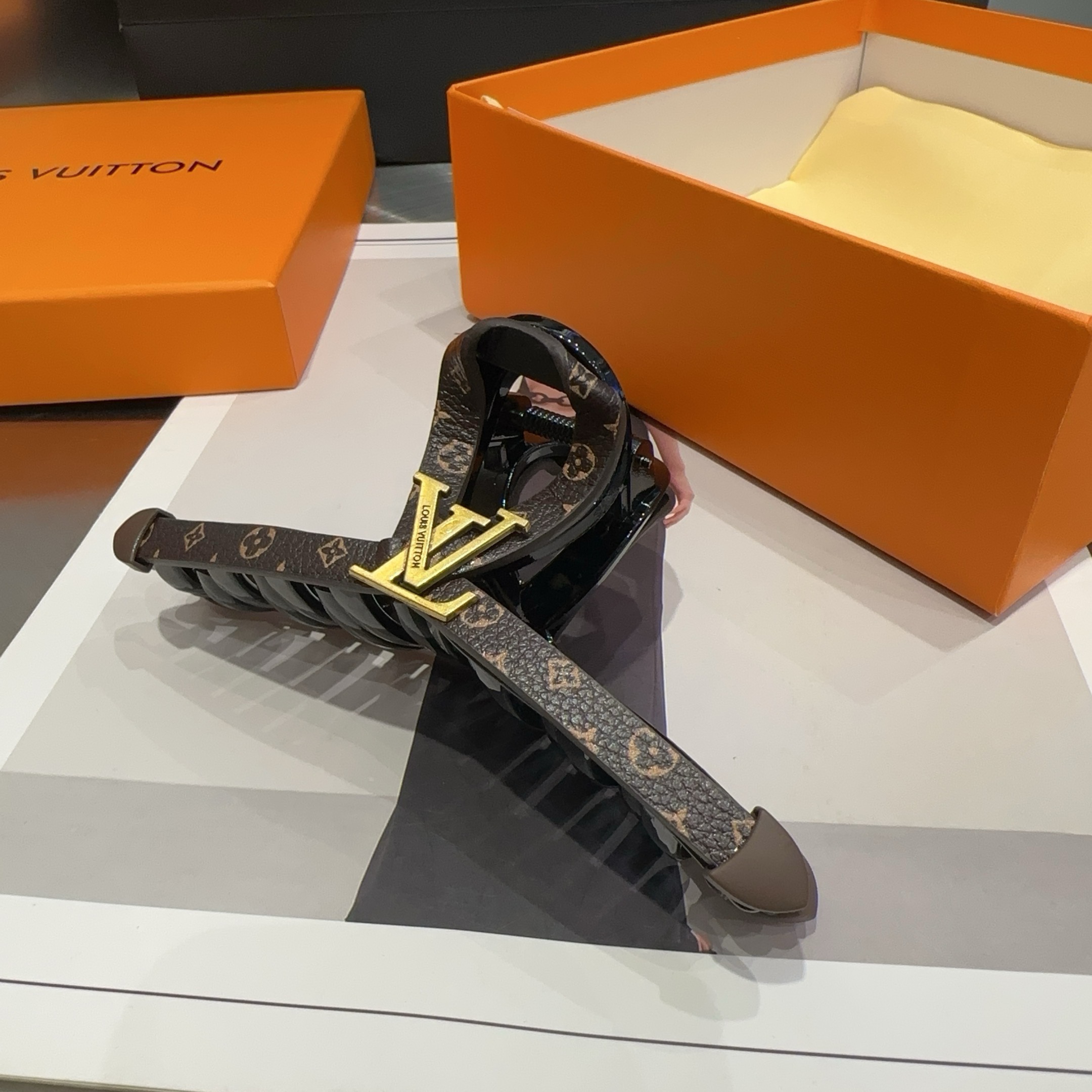 🎁配包装盒Louis Vuitton (路易威登)驴家新品抓夹，经典LV标志，简单大气，特别吸睛！超火爆