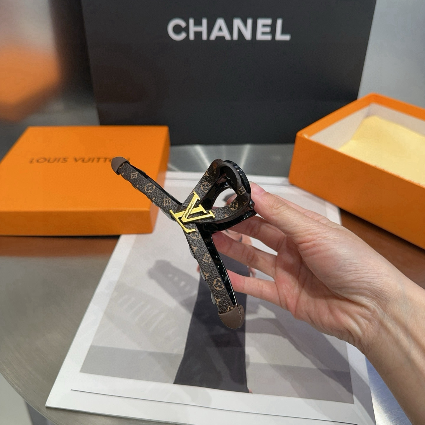 🎁配包装盒Louis Vuitton (路易威登)驴家新品抓夹，经典LV标志，简单大气，特别吸睛！超火爆