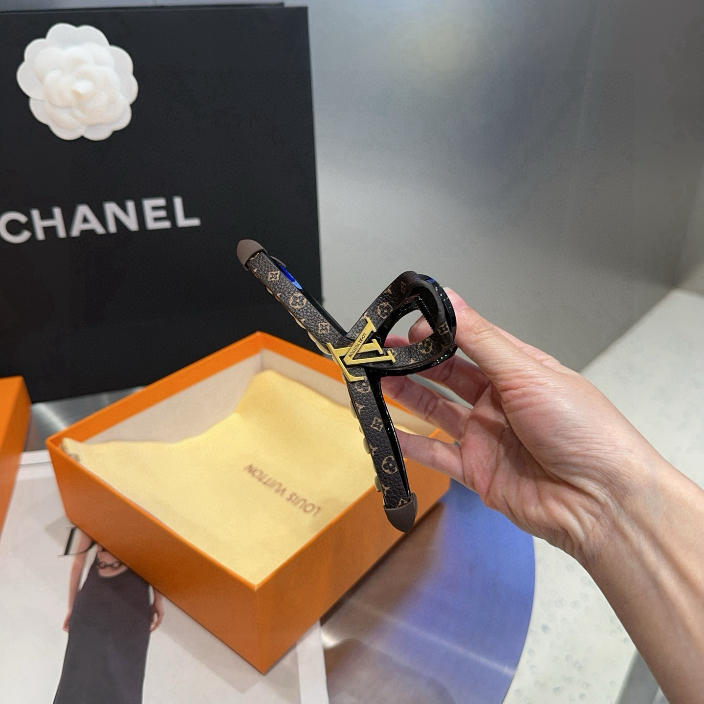 🎁配包装盒Louis Vuitton (路易威登)驴家新品抓夹，经典LV标志，简单大气，特别吸睛！超火爆