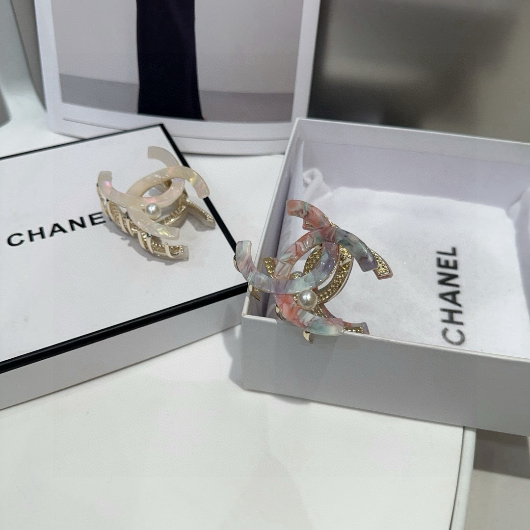 🎁配包装盒Chanel (香奈儿)最新小香抓夹，简单实用，时尚潮流！小仙女必备…