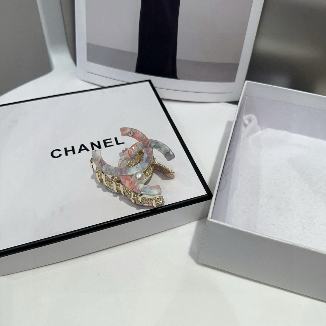 🎁配包装盒Chanel (香奈儿)最新小香抓夹，简单实用，时尚潮流！小仙女必备…