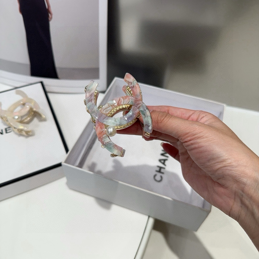 🎁配包装盒Chanel (香奈儿)最新小香抓夹，简单实用，时尚潮流！小仙女必备…