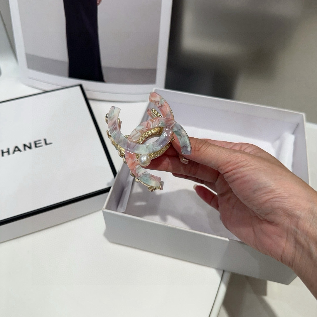 🎁配包装盒Chanel (香奈儿)最新小香抓夹，简单实用，时尚潮流！小仙女必备…