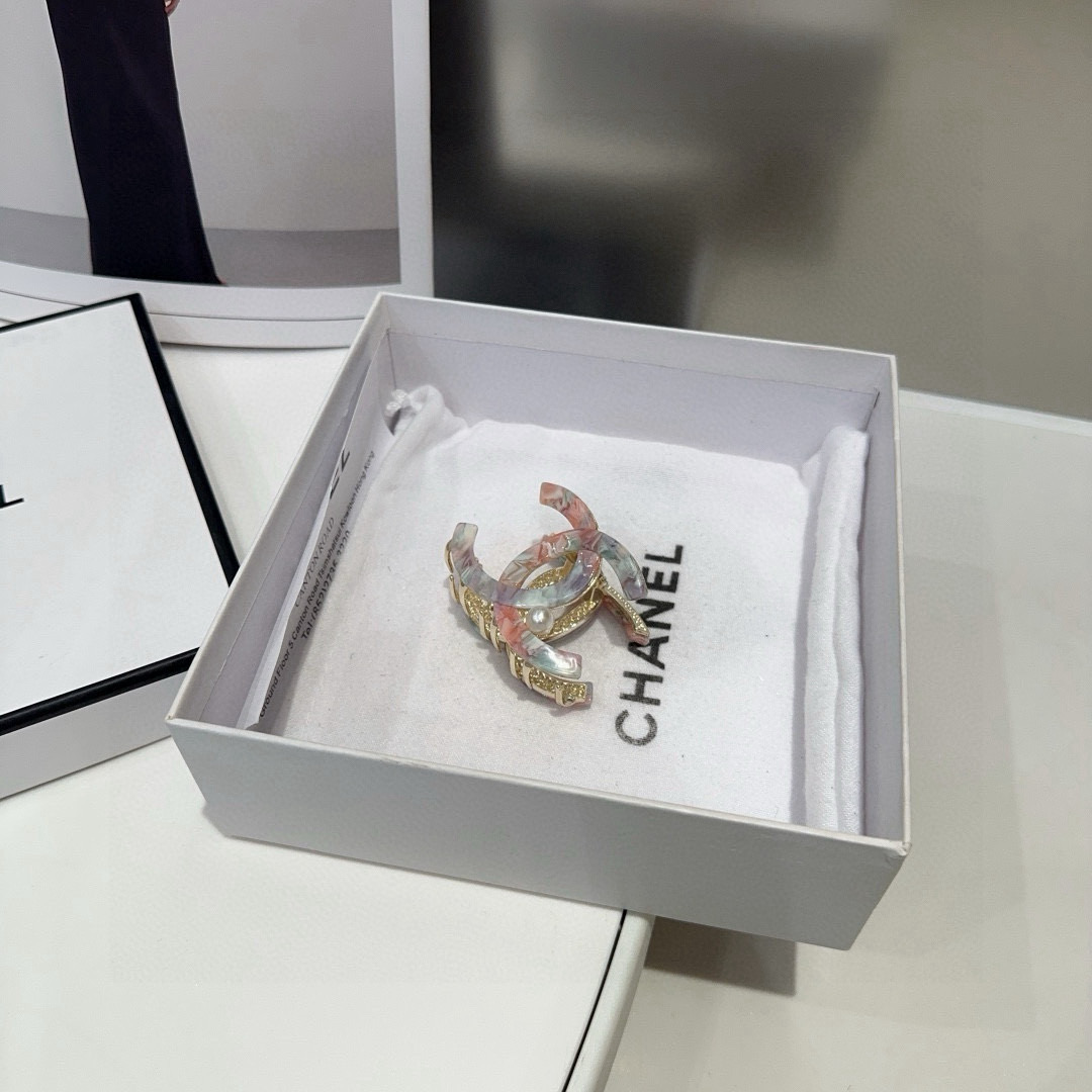 🎁配包装盒Chanel (香奈儿)最新小香抓夹，简单实用，时尚潮流！小仙女必备…