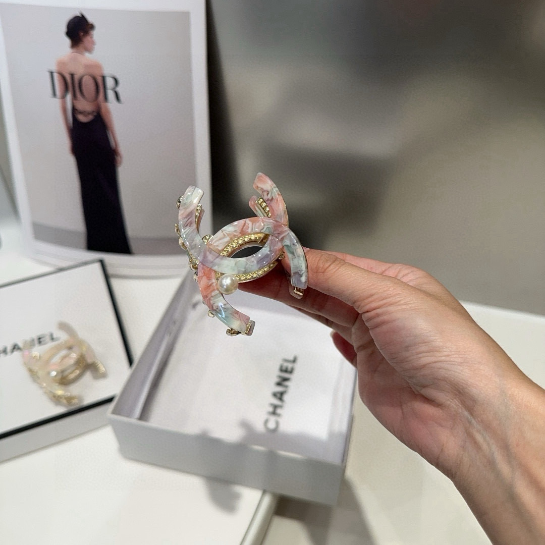 🎁配包装盒Chanel (香奈儿)最新小香抓夹，简单实用，时尚潮流！小仙女必备…
