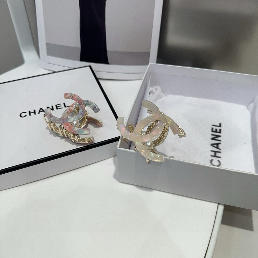 🎁配包装盒Chanel (香奈儿)最新小香抓夹，简单实用，时尚潮流！小仙女必备…