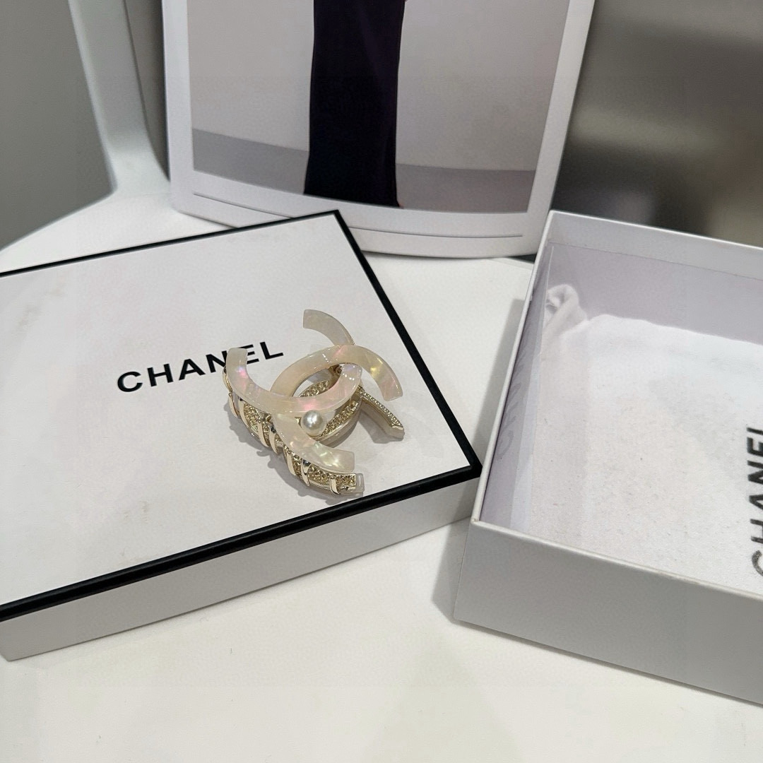 🎁配包装盒Chanel (香奈儿)最新小香抓夹，简单实用，时尚潮流！小仙女必备…
