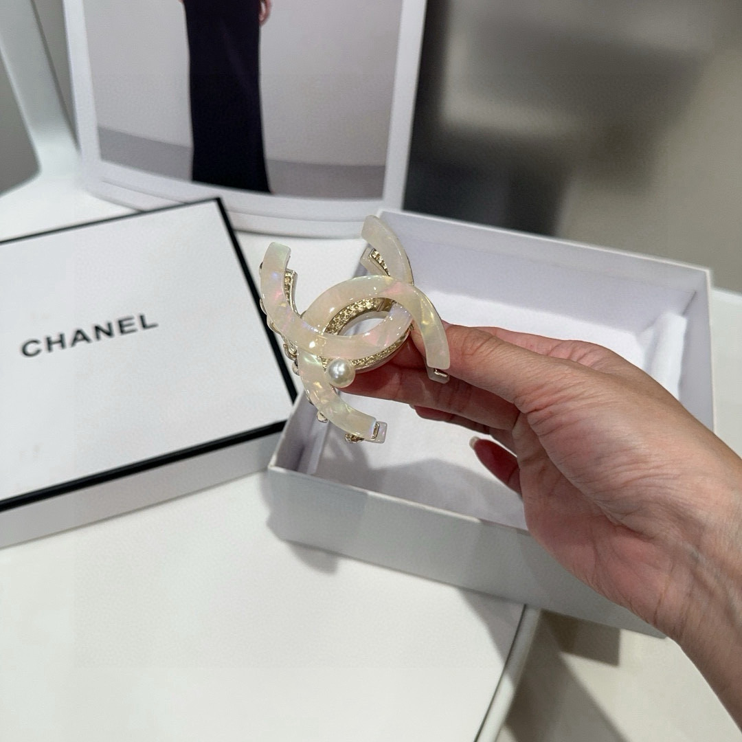 🎁配包装盒Chanel (香奈儿)最新小香抓夹，简单实用，时尚潮流！小仙女必备…