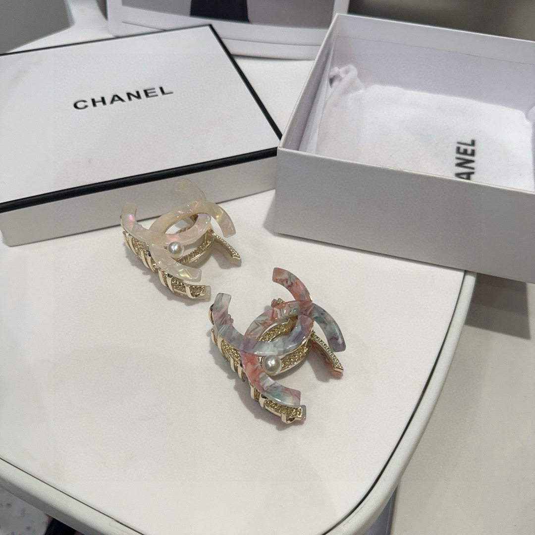 🎁配包装盒Chanel (香奈儿)最新小香抓夹，简单实用，时尚潮流！小仙女必备…