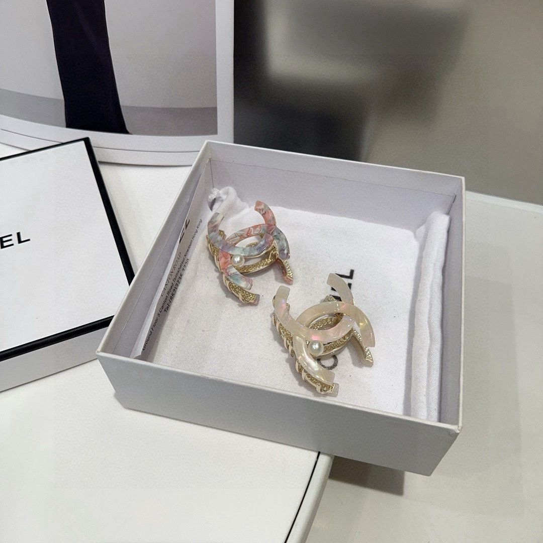 🎁配包装盒Chanel (香奈儿)最新小香抓夹，简单实用，时尚潮流！小仙女必备…