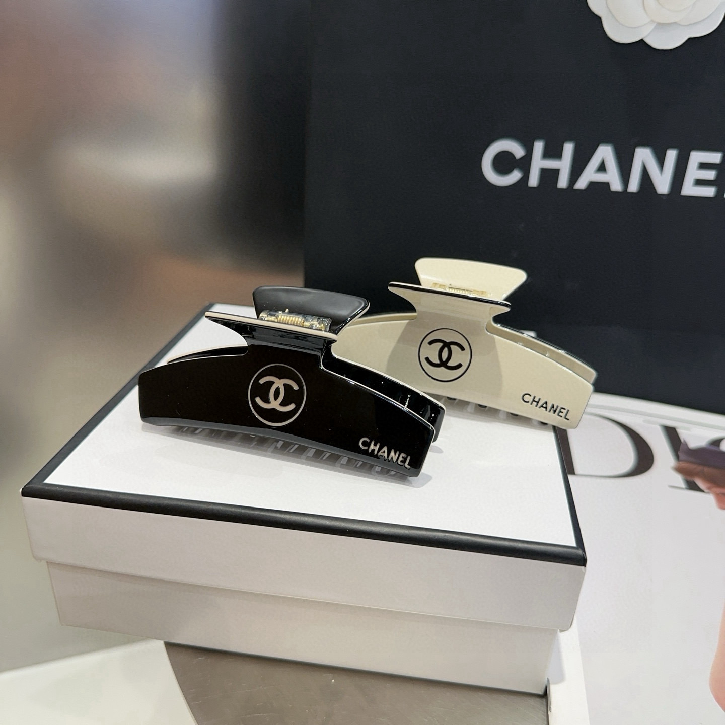 🎁配包装盒Chanel (香奈儿)最新款小香爆款抓夹，超级好看！名媛范儿十足，小仙女必备…