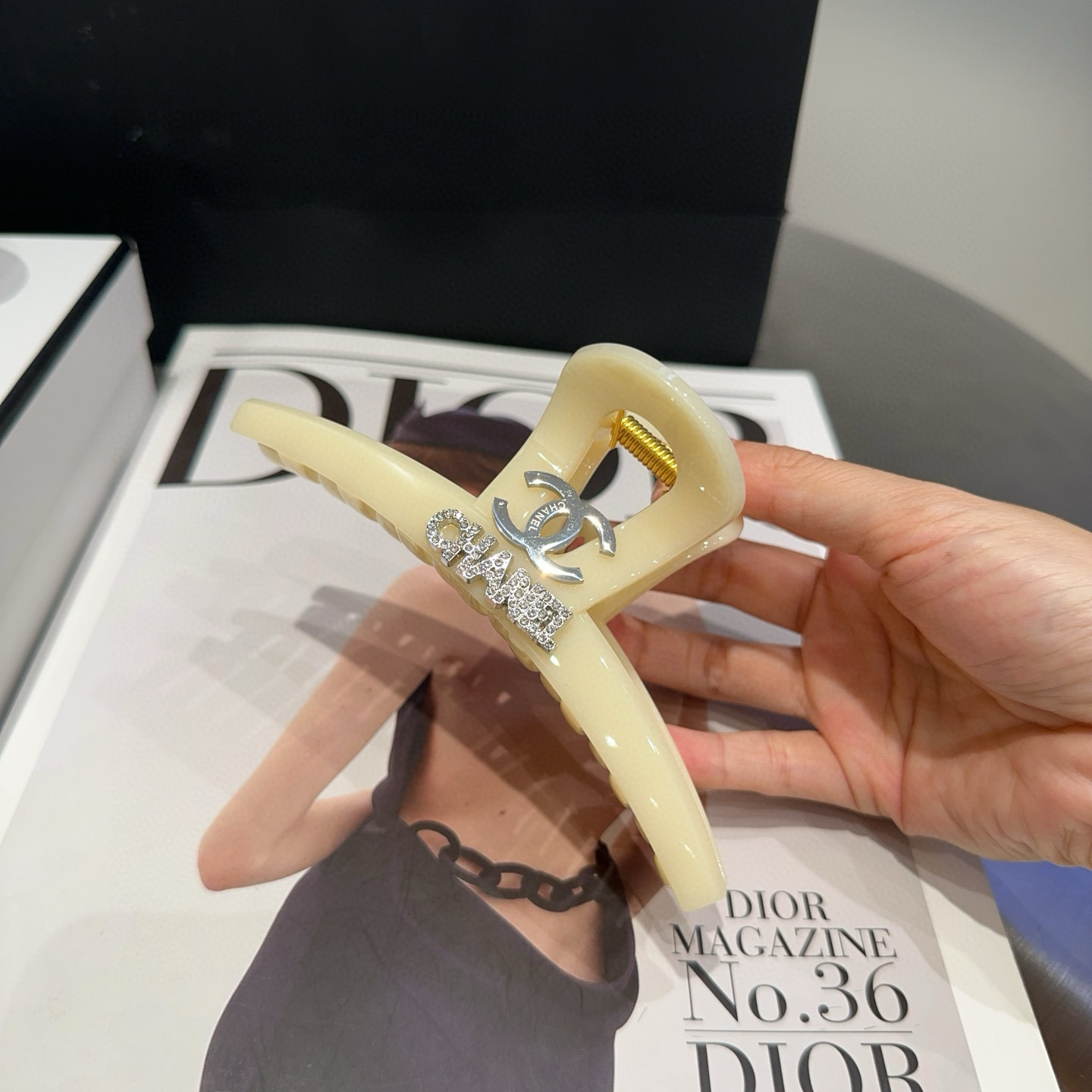 🎁配包装盒Chanel (香奈儿)最新款小香抓夹．超级好看！名媛范儿十足，小仙女必备…