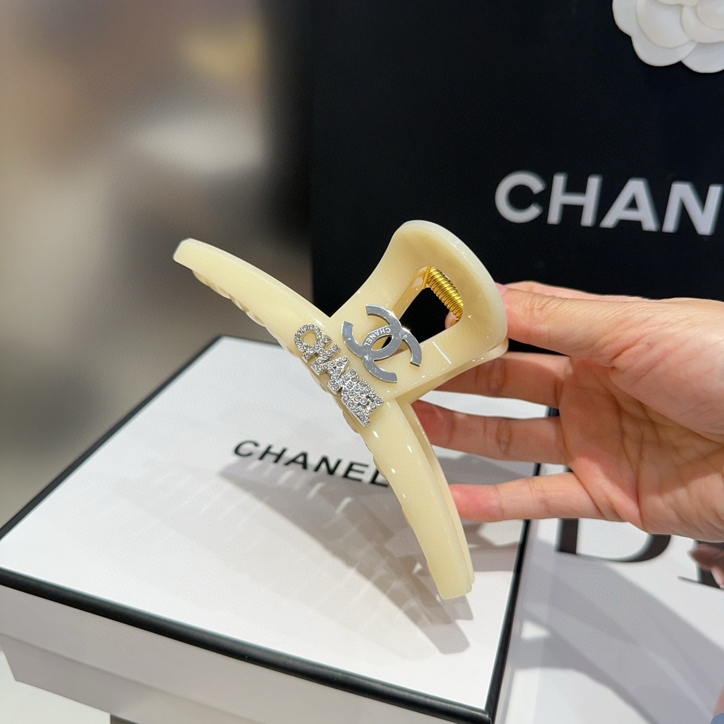 🎁配包装盒Chanel (香奈儿)最新款小香抓夹．超级好看！名媛范儿十足，小仙女必备…