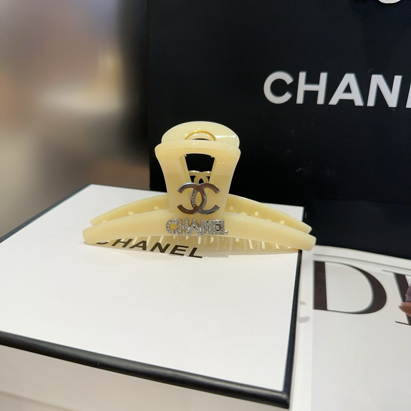 🎁配包装盒Chanel (香奈儿)最新款小香抓夹．超级好看！名媛范儿十足，小仙女必备…