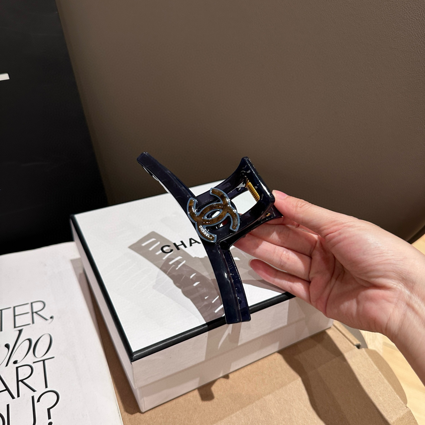 🎁配包装盒Chanel (香奈儿)最新款小香抓夹，超级好看！名媛范儿十足，小仙女必备…