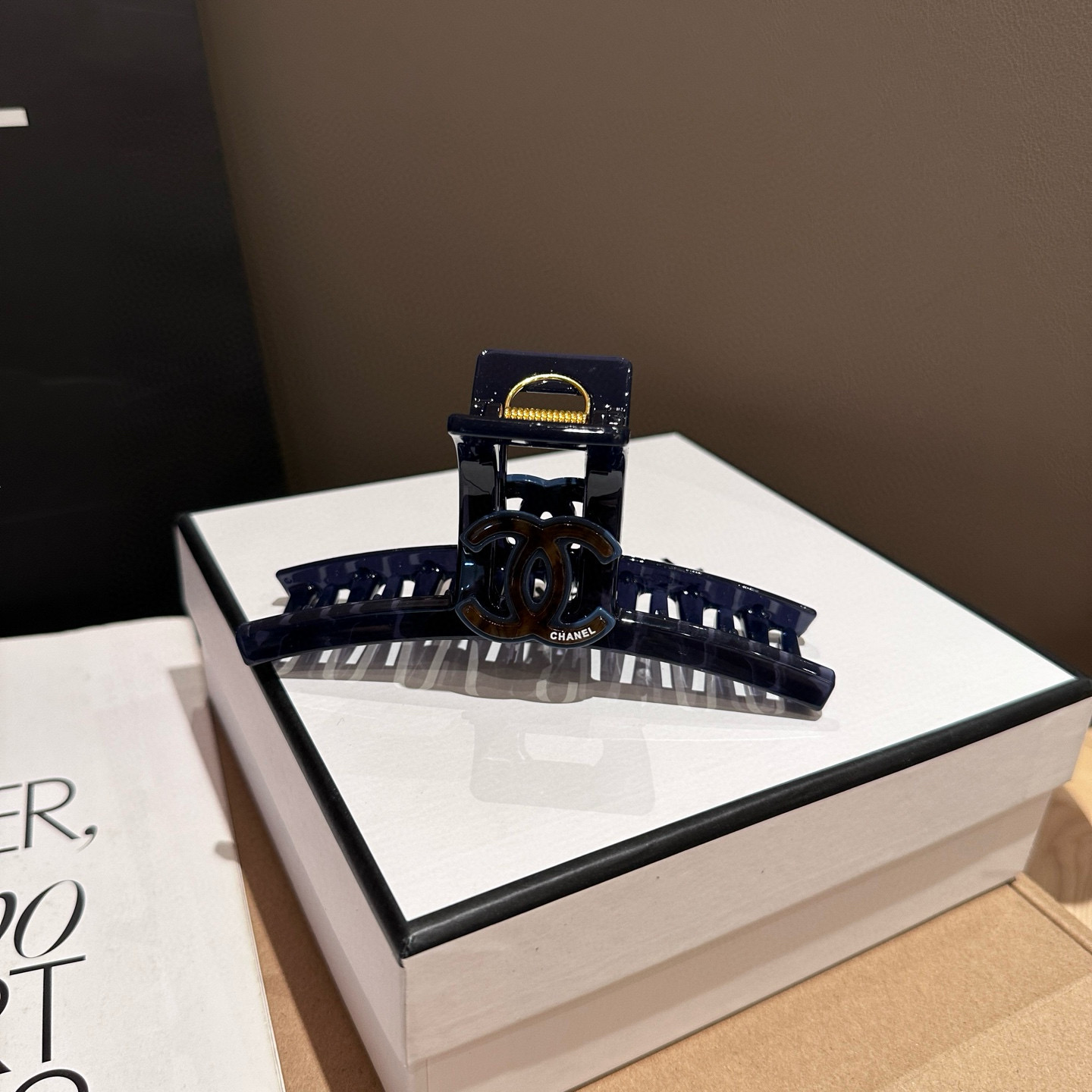 🎁配包装盒Chanel (香奈儿)最新款小香抓夹，超级好看！名媛范儿十足，小仙女必备…