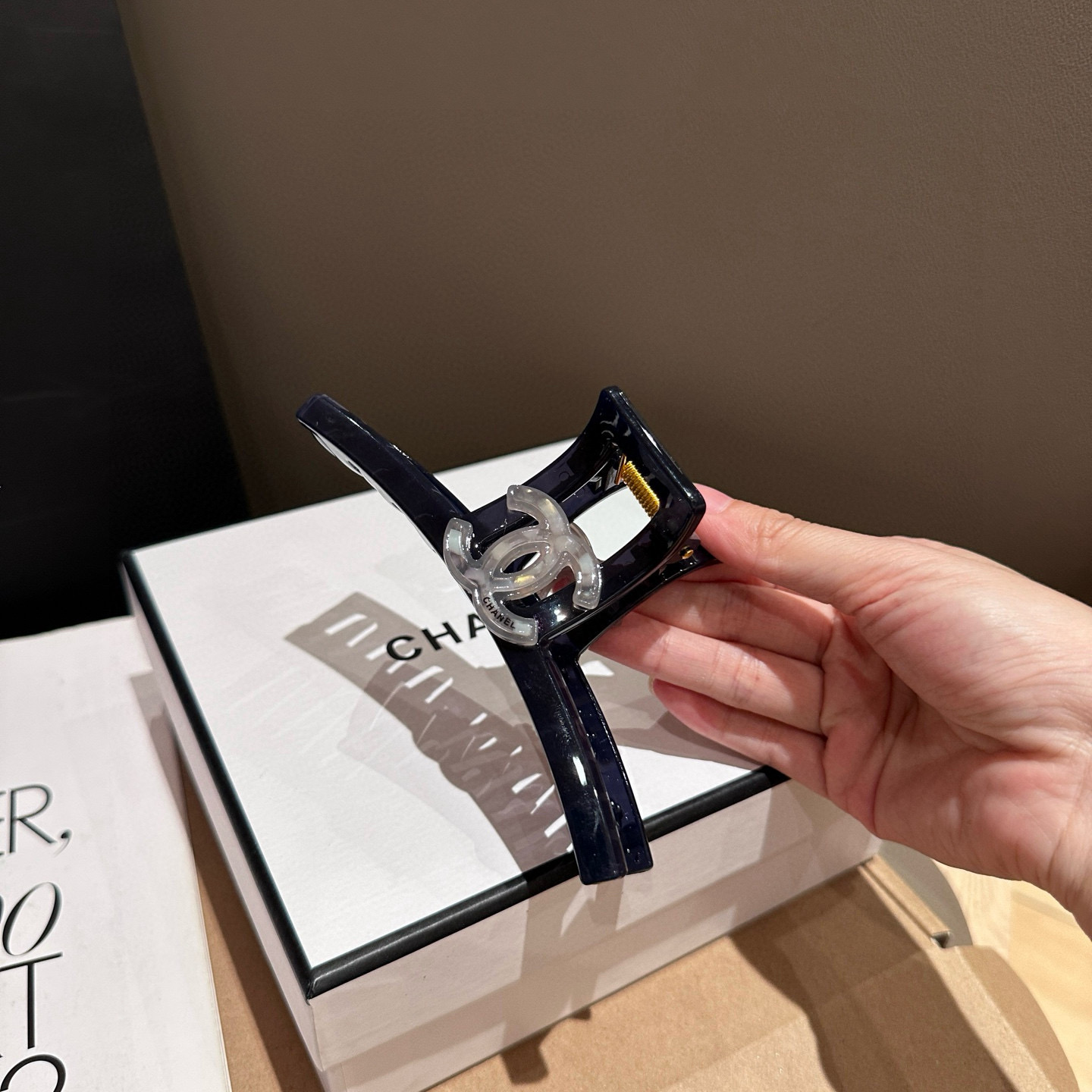 🎁配包装盒Chanel (香奈儿)最新款小香抓夹，超级好看！名媛范儿十足，小仙女必备…