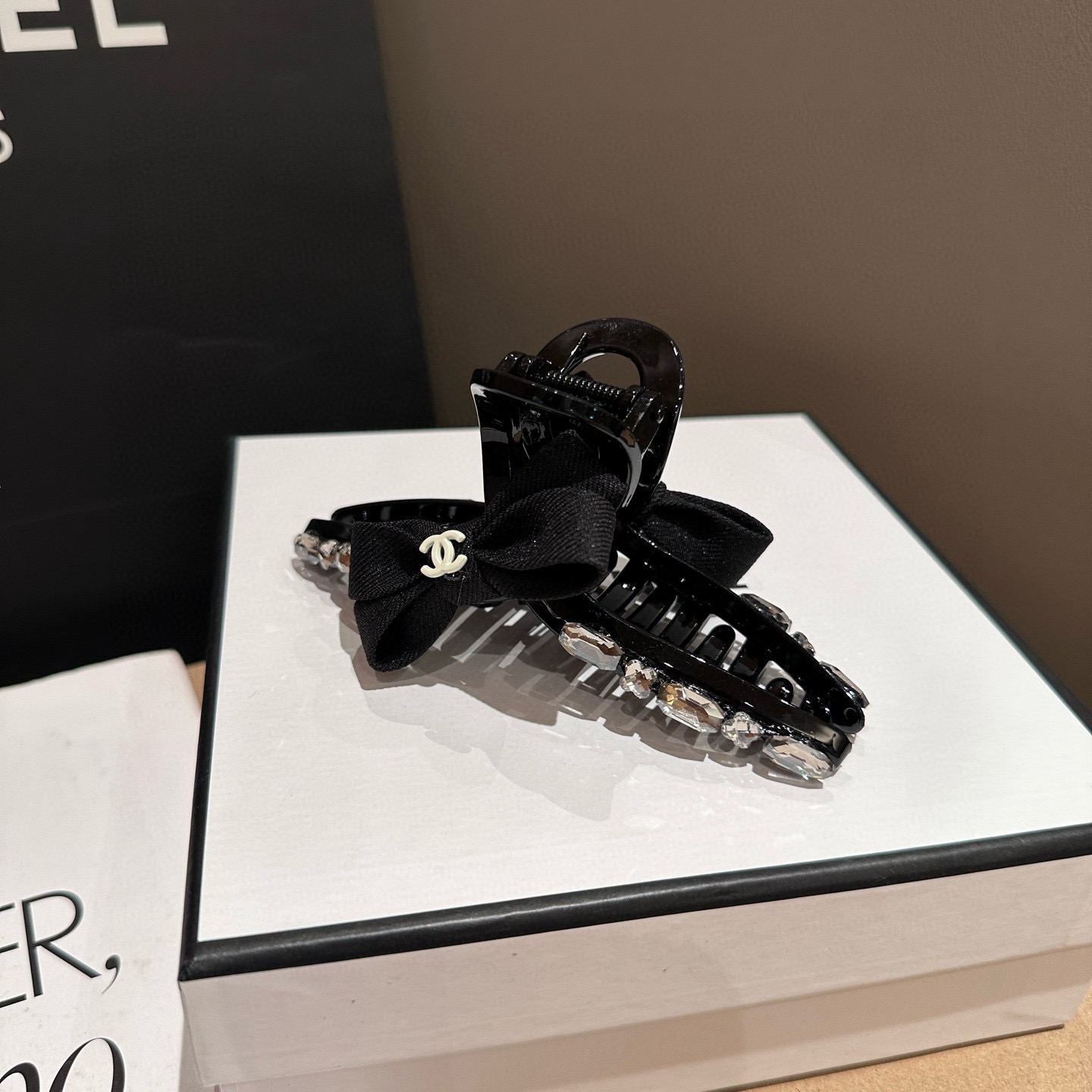 🎁配包装盒Chanel (香奈儿)最新款小香抓夹．超级好看！名媛范儿十足，小仙女必备…