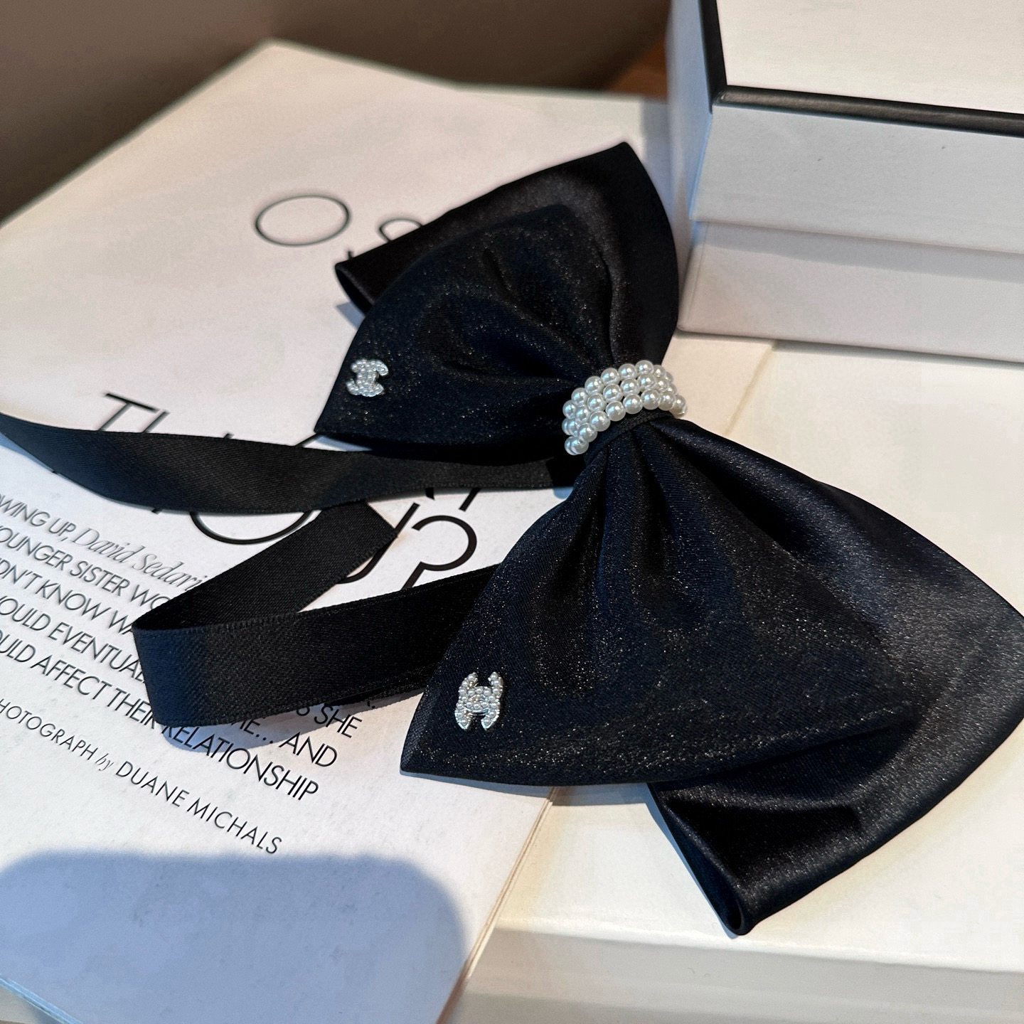 🎁配包装盒Chanel (香奈儿)最新款小香弹簧发夹，超级好看！名媛范儿十足，小仙女必备…