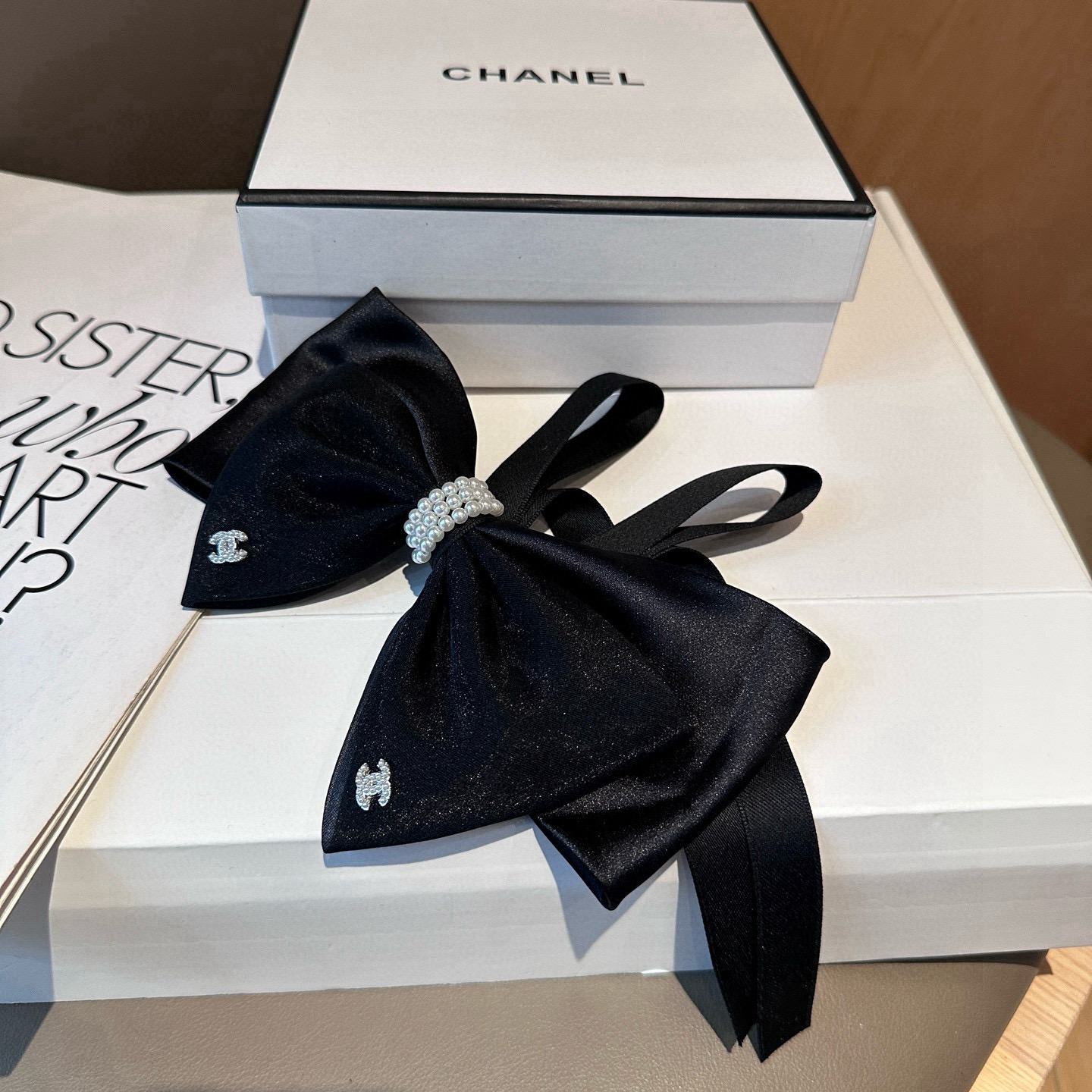 🎁配包装盒Chanel (香奈儿)最新款小香弹簧发夹，超级好看！名媛范儿十足，小仙女必备…