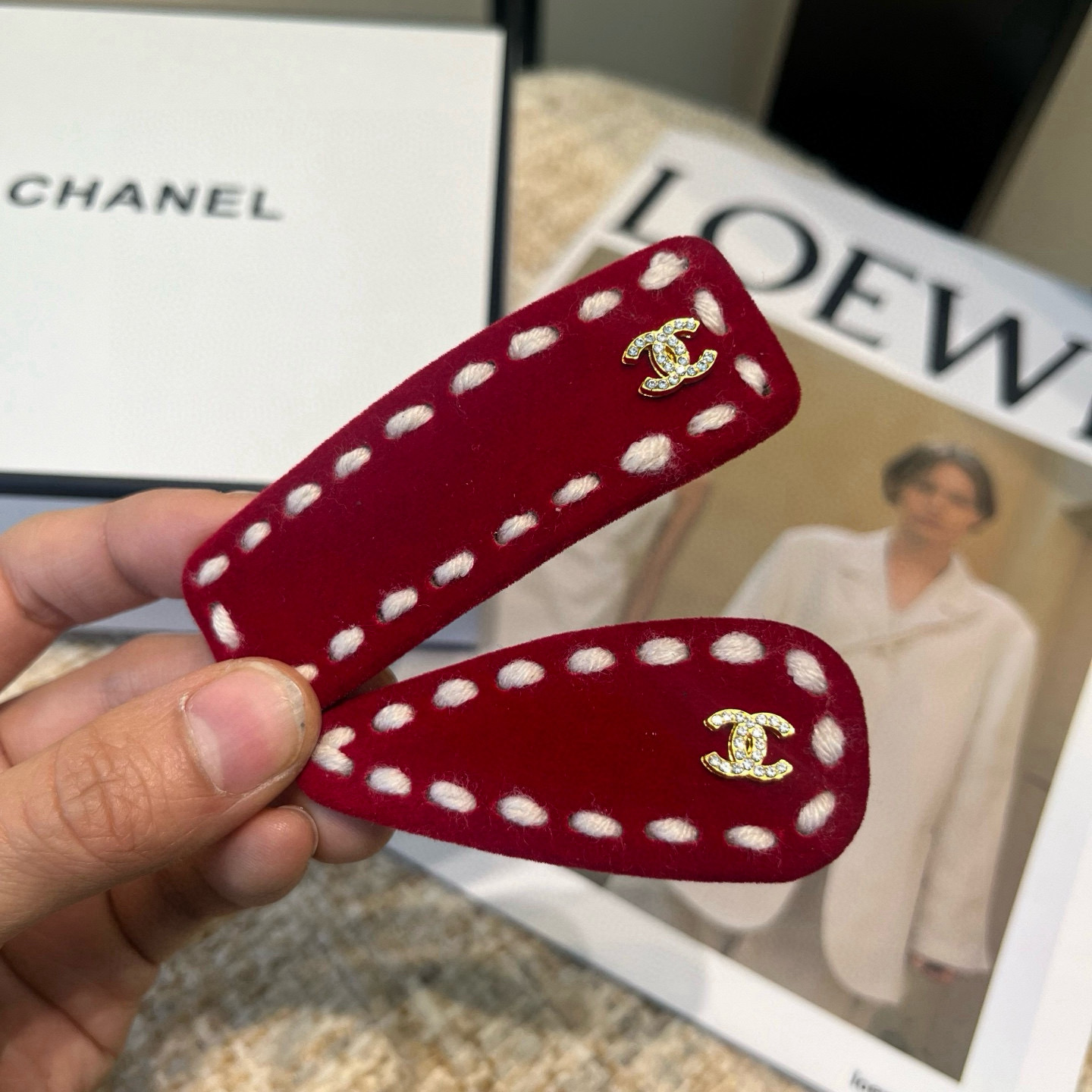 🎁配包装盒（一对）随意配Louis Vuitton (路易威登)最新款边夹刘海夹，时尚潮流！小仙女必备…