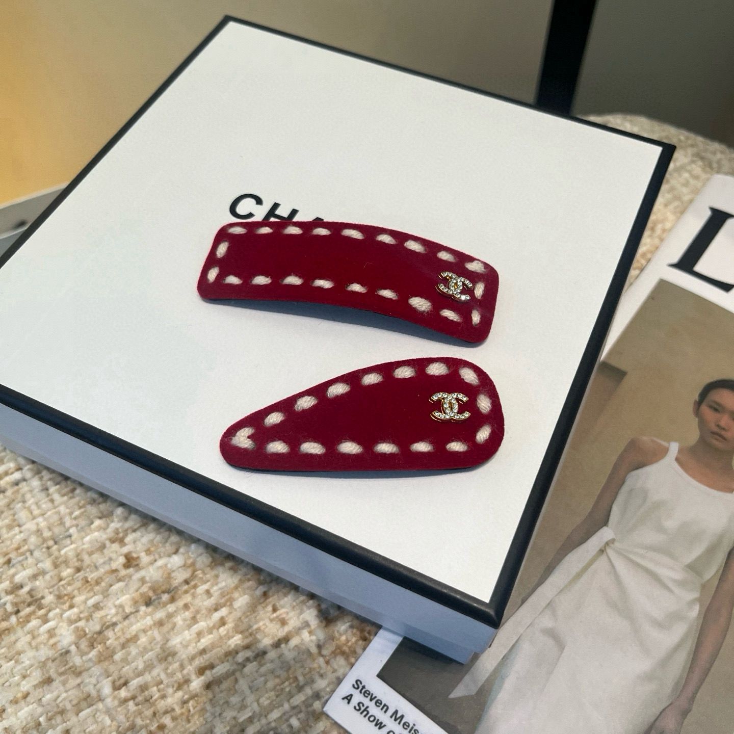 🎁配包装盒（一对）随意配Louis Vuitton (路易威登)最新款边夹刘海夹，时尚潮流！小仙女必备…