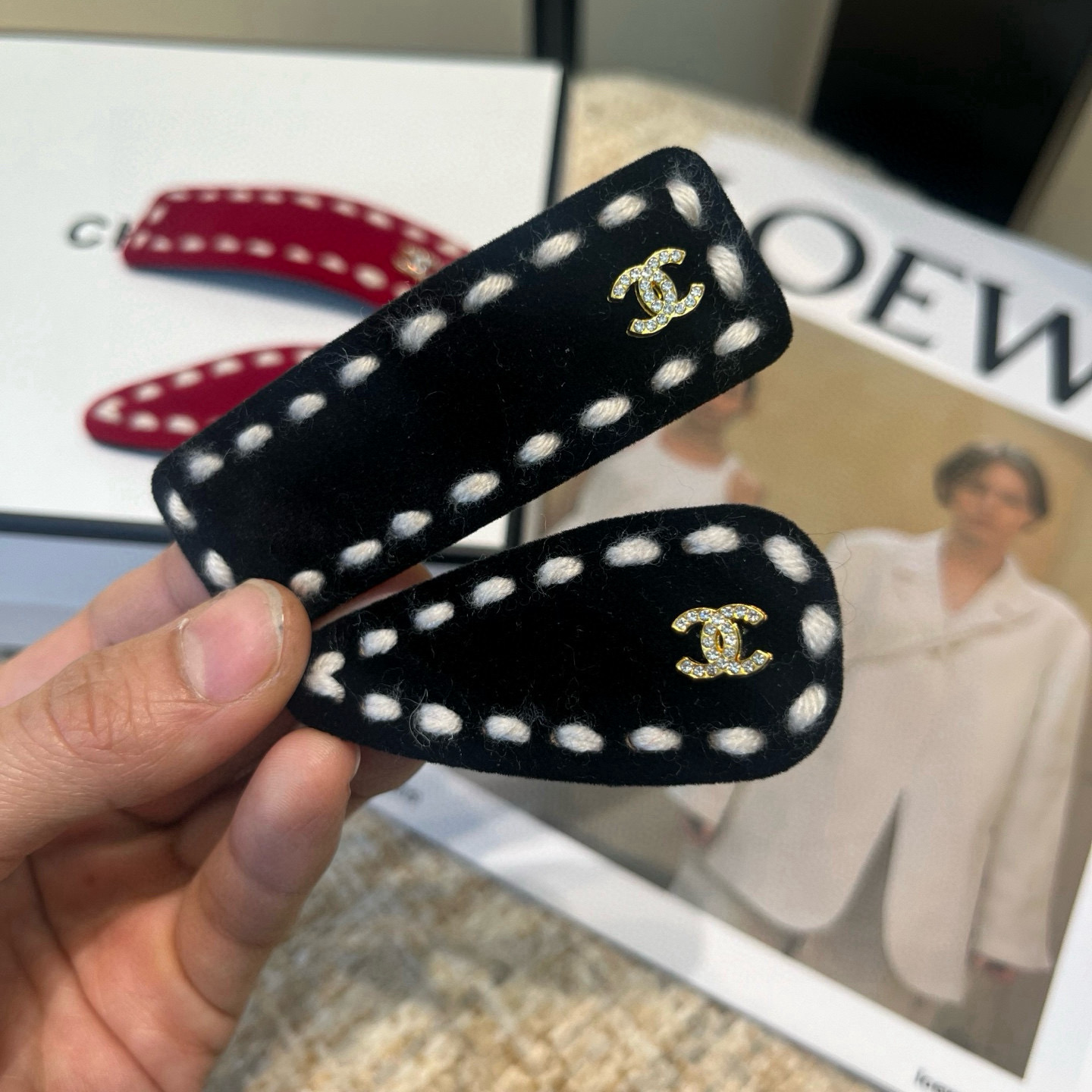 🎁配包装盒（一对）随意配Louis Vuitton (路易威登)最新款边夹刘海夹，时尚潮流！小仙女必备…